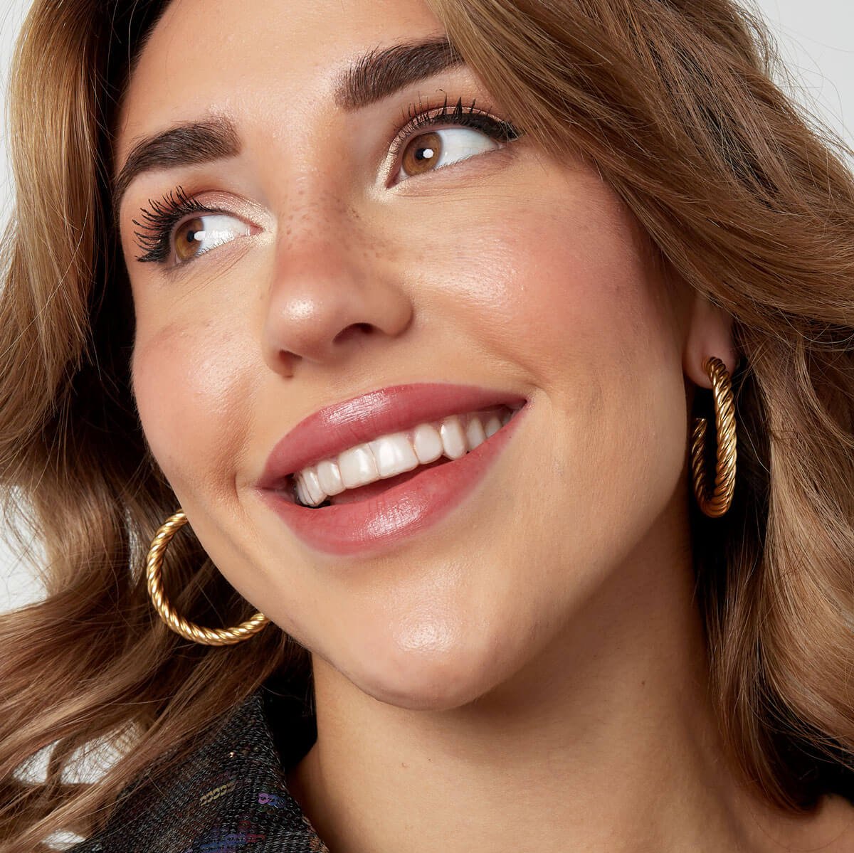 Model draagt All Twisted Up Hoops, mooie dames oorbellen gemaakt van roestvrij staal.