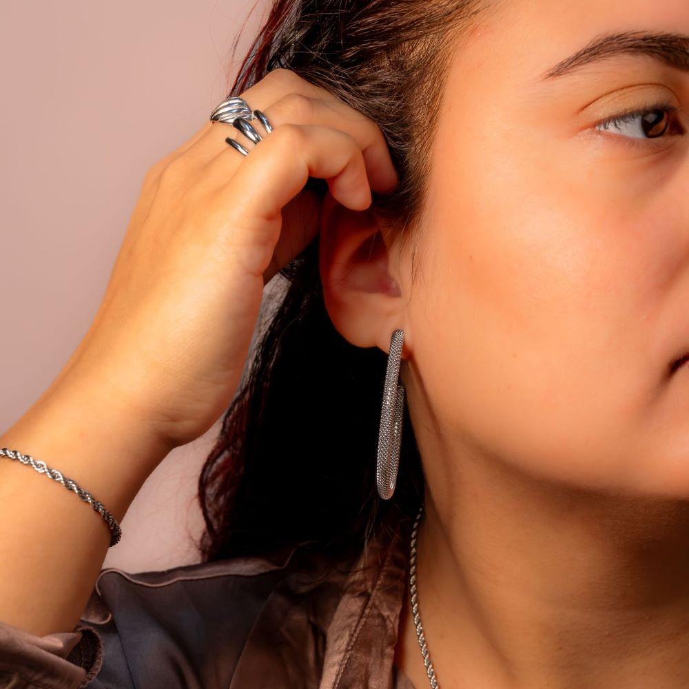 Model met zilveren Everyday Embrace – subtiele zilveren armband voor dagelijks gebruik.