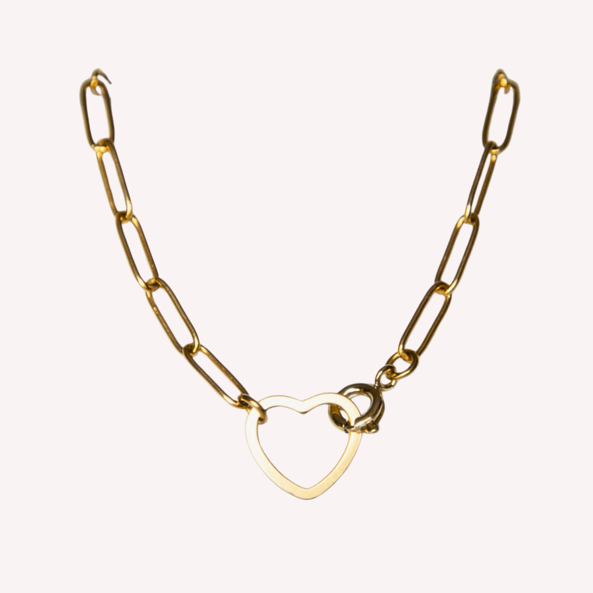 Chain of Love Armband – fijne gouden schakelarmband met open hart, een elegant symbool van liefde en kracht voor vrouwen.