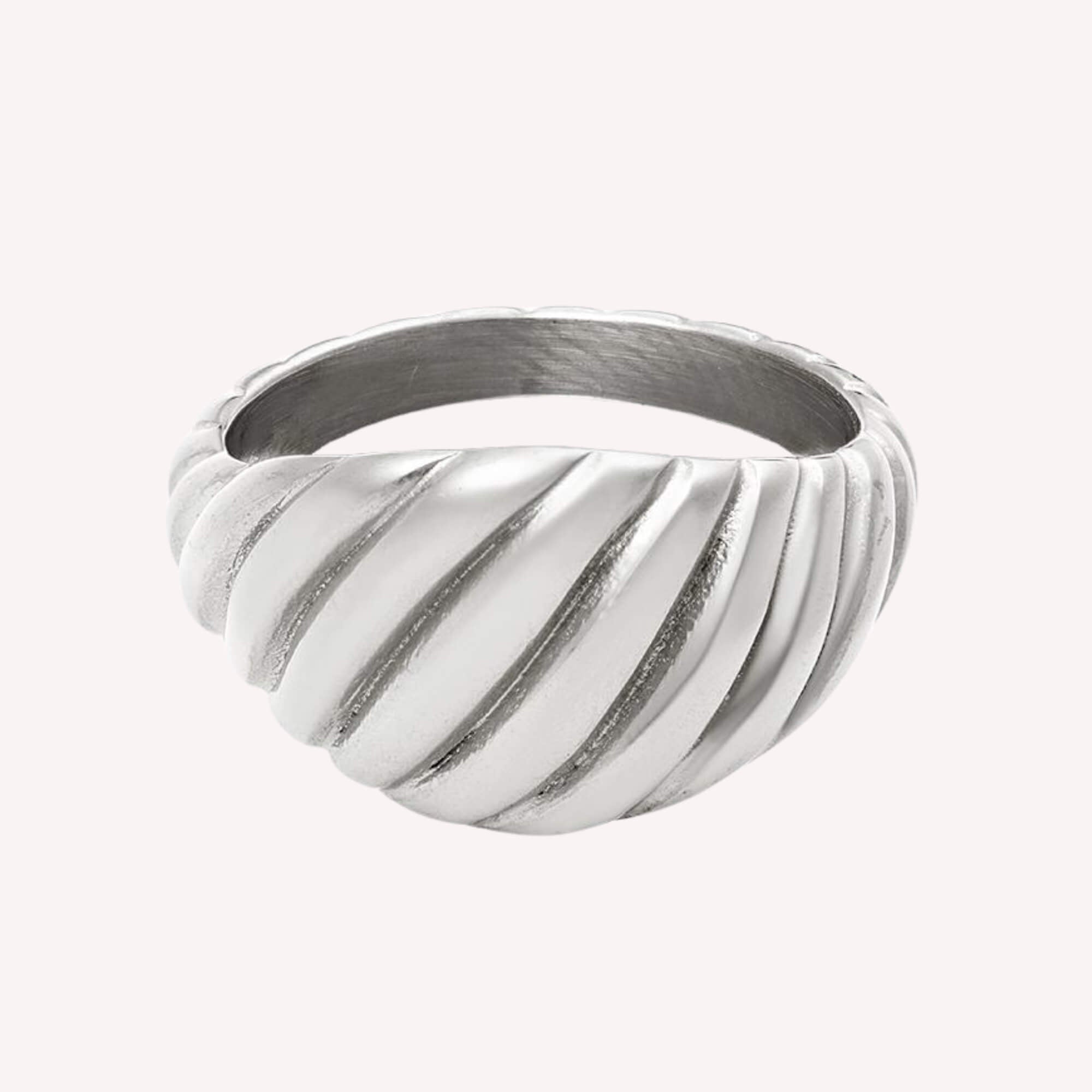 Baked with Love Ring in zilver – hypoallergene ring met uniek croissant design.