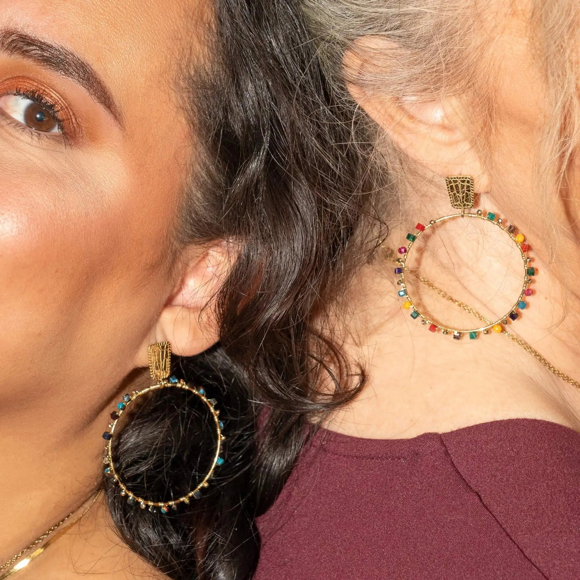 Modellen dragen de Beaded Grace Hoops in het blauw en muticolor - unieke gekleurde kralen oorbellen.