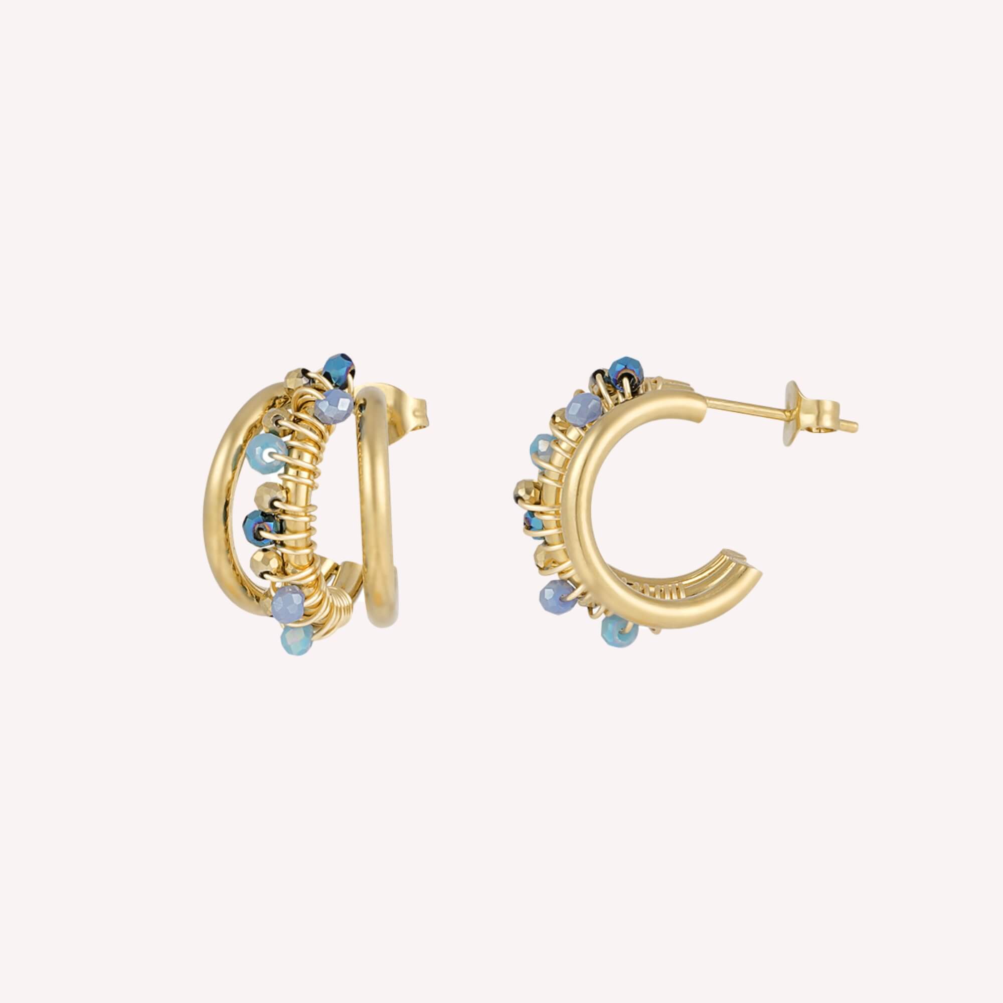 Blissful Beads oorbellen met blauwe kralen, goudkleurig en nikkelvrij, perfect voor een elegante maar kleurrijke touch.