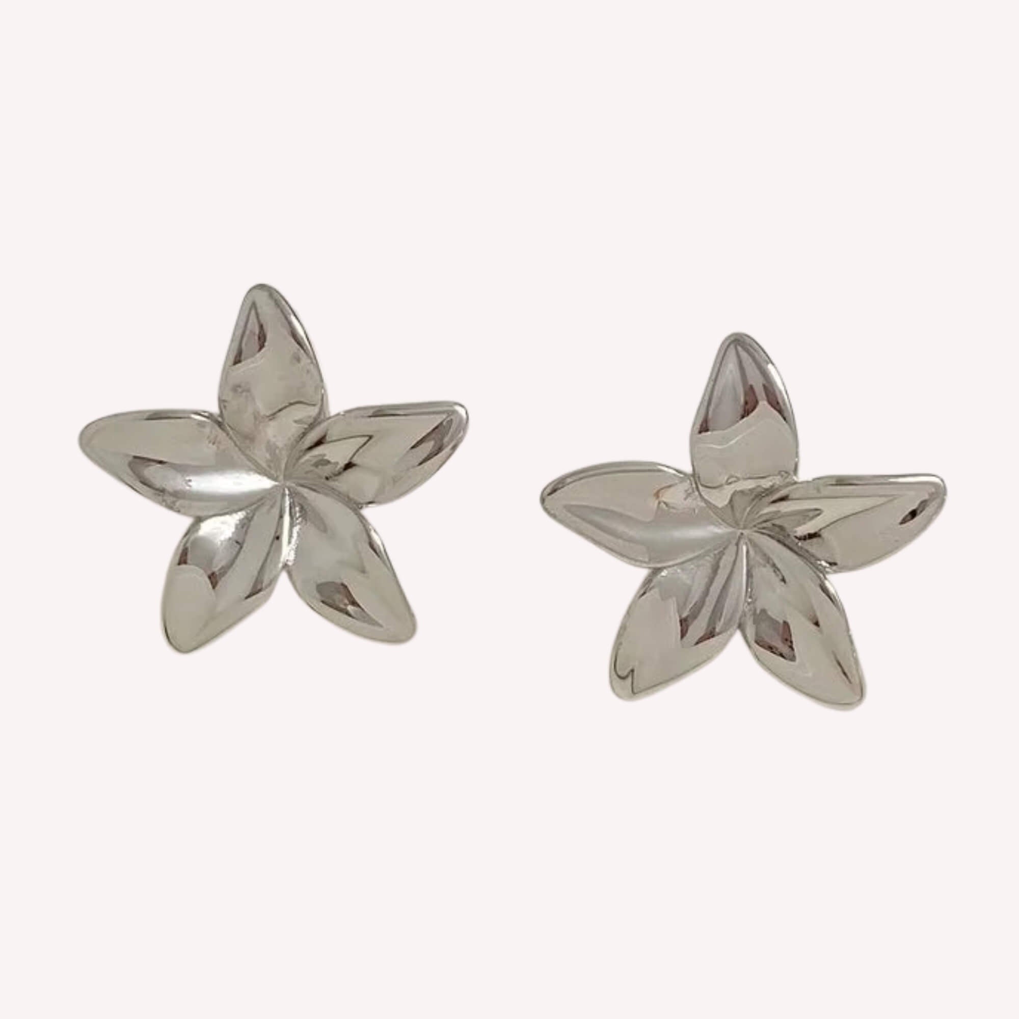 Bloom Boldly Oorbellen zilver – minimalistische bloem oorbellen voor dames, stijlvol en hypoallergeen.