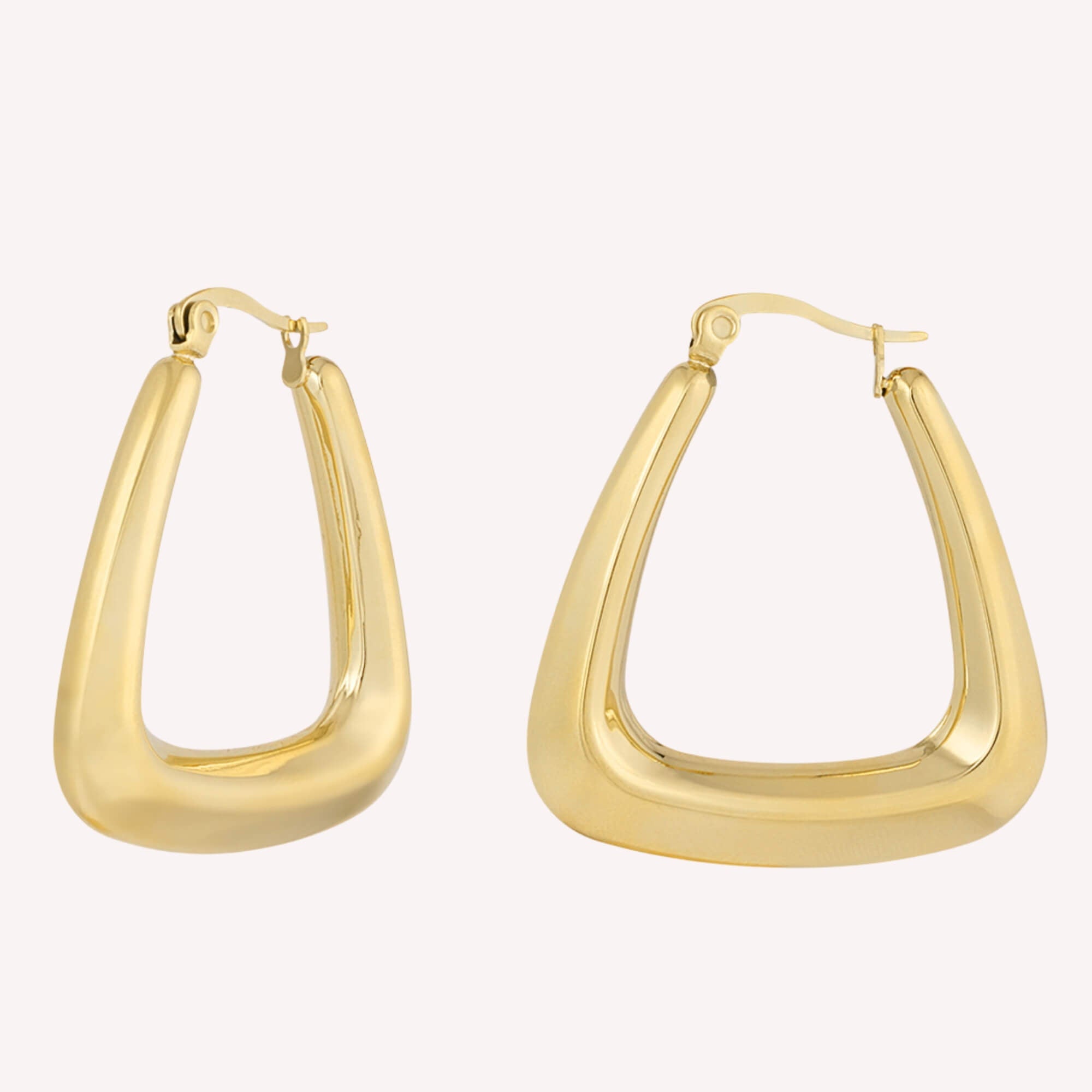 Goudkleurige statement oorbellen van 3 cm in een triangelvorm gemaakt van roestvrij staal. Dit zijn de Bold Triangle Oorbellen in het goud.
