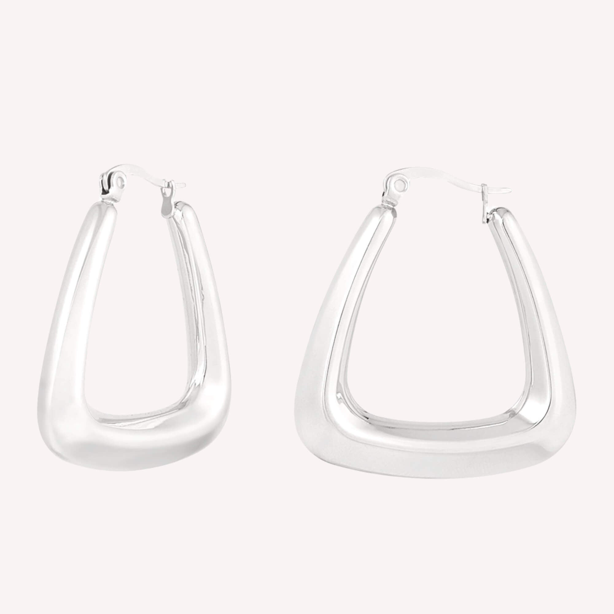 Dit zijn de Bold Triangle Oorbellen in het zilver - Zilveren statement oorbellen van 3 cm in een triangelvorm gemaakt van hypoallergeen roestvrij stalen oorbellen.