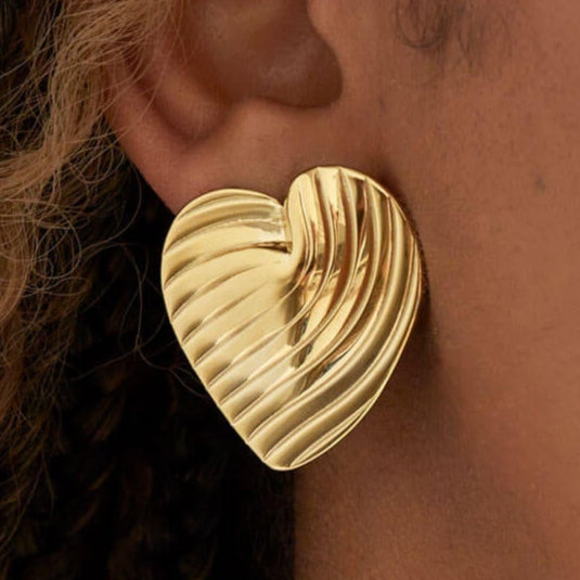 Boldly in Love close up op model