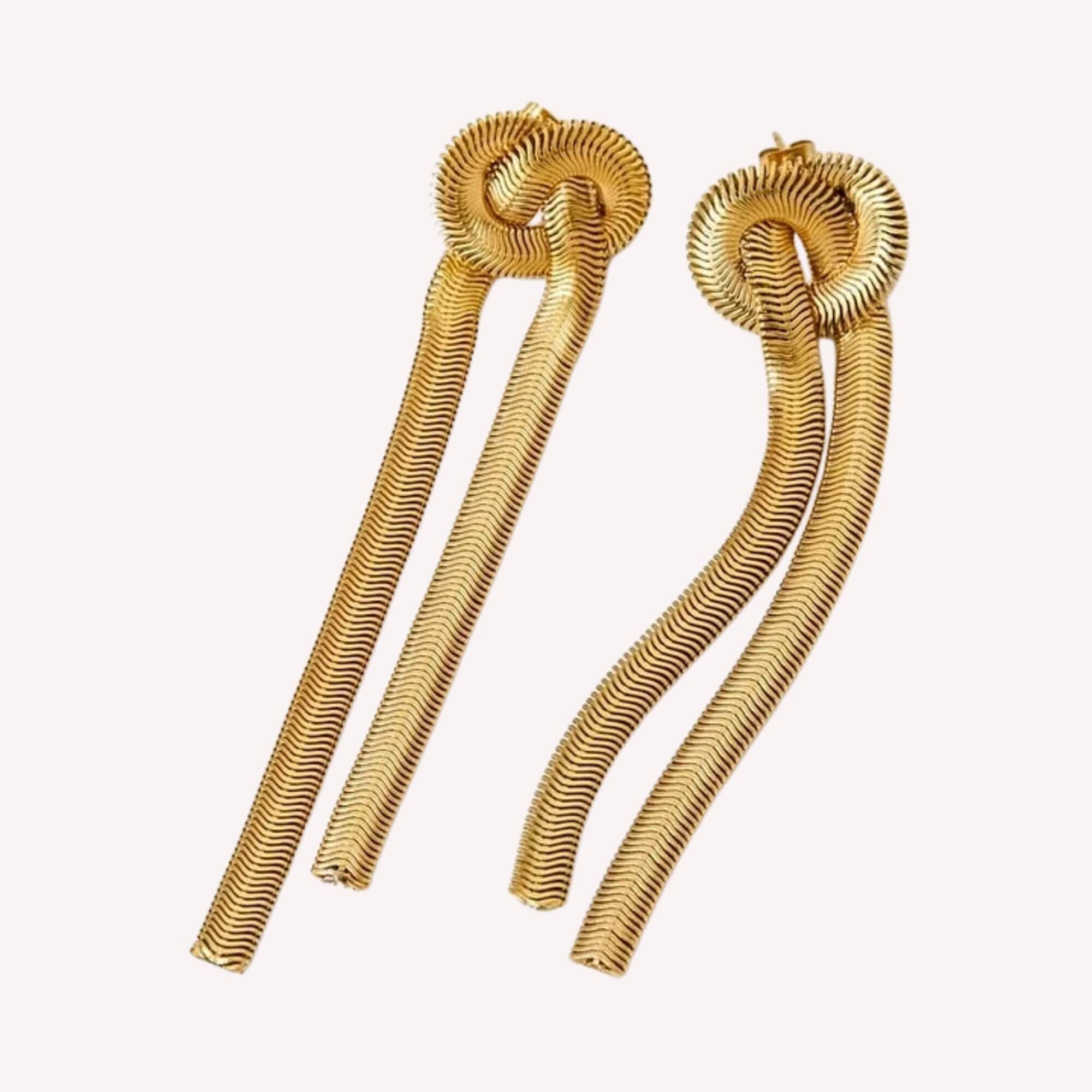 Gouden Bound by Beauty Oorbellen – elegante gold plated knoop oorbellen voor dames, gemaakt van roestvrij staal en hypoallergeen voor dagelijks comfort.