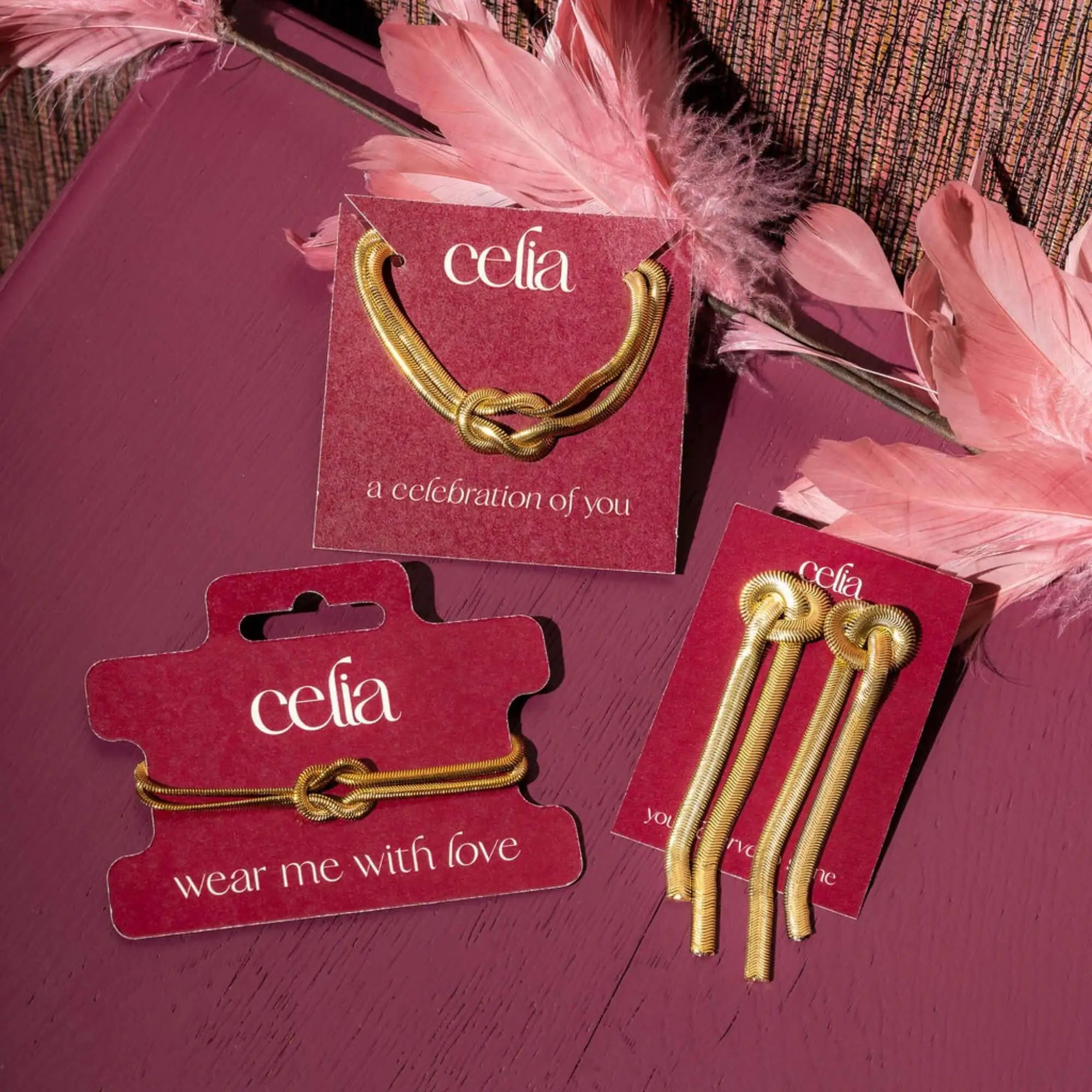 Bound By Beauty Sieradenset in goud – gouden sieraden set voor dames met elegante knoopdetails, stijlvol en betekenisvol.