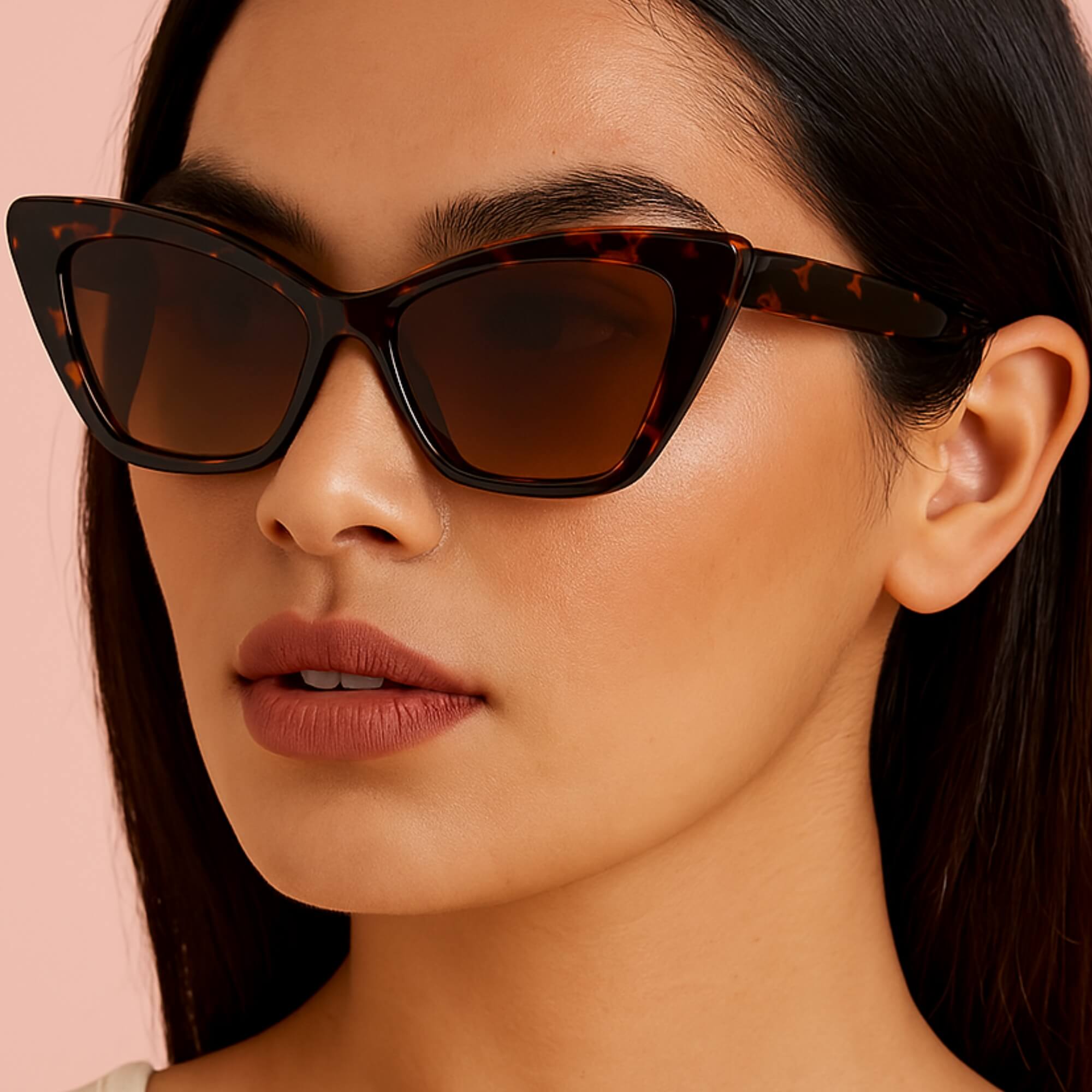 Model draagt bruine Eye’m Yours zonnebril – stijlvolle vrouwen zonnebril.