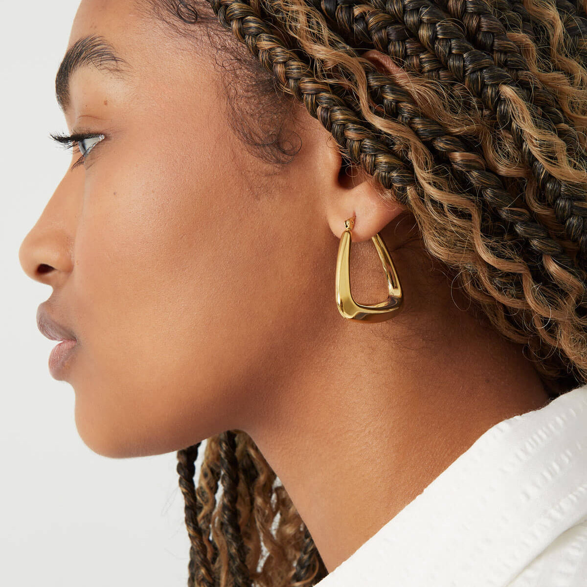Model showt gouden statement oorbellen, triangel design van roestvrij staal