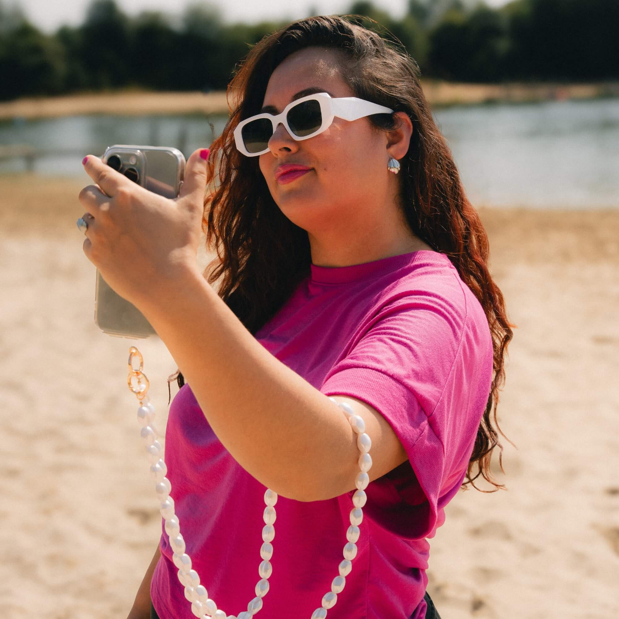Model draagt witte Looking Sharp zonnebril – zonnebril vrouw wit trendy.
