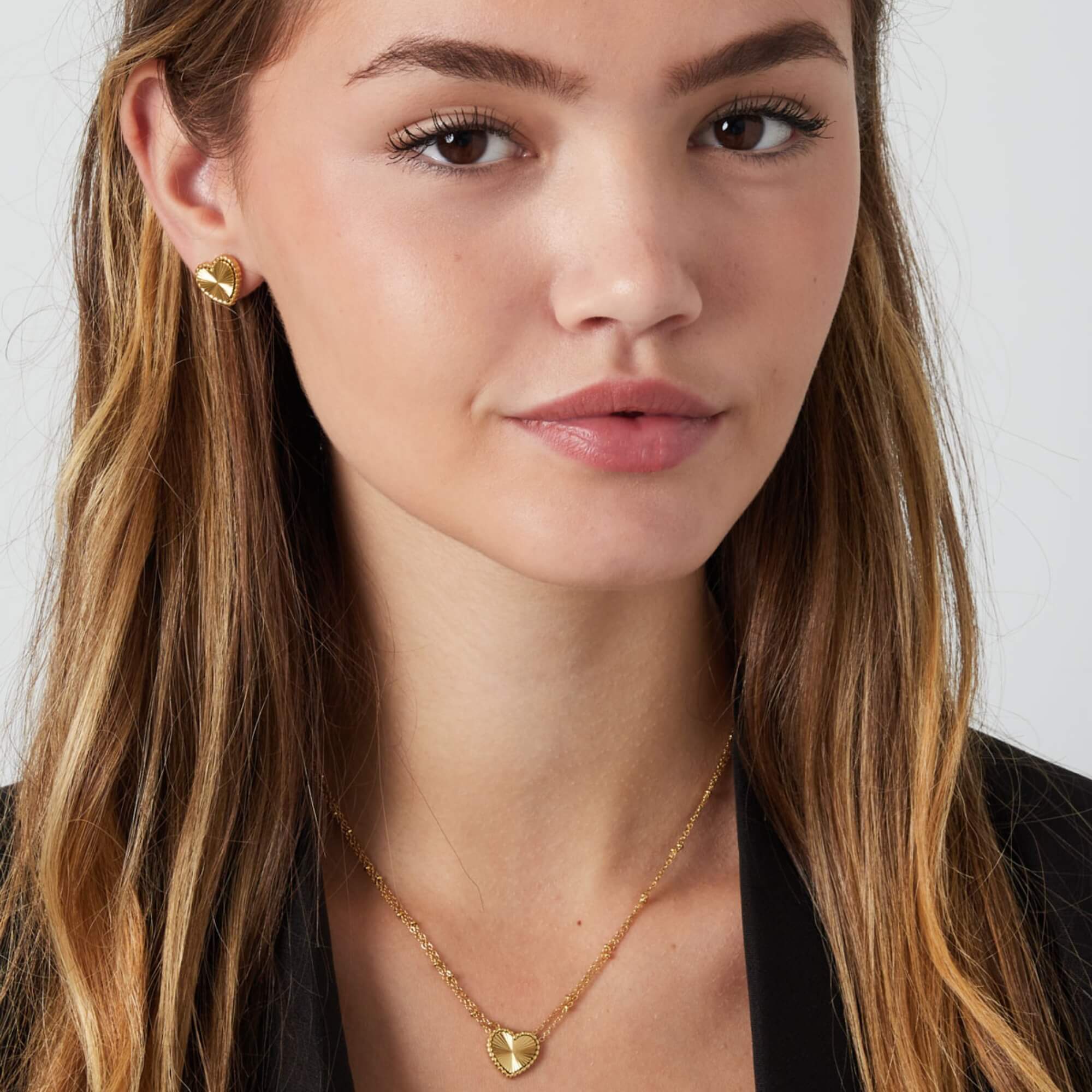 Minimalistische gouden dubbele ketting met hartbedel, perfect voor elke outfit.