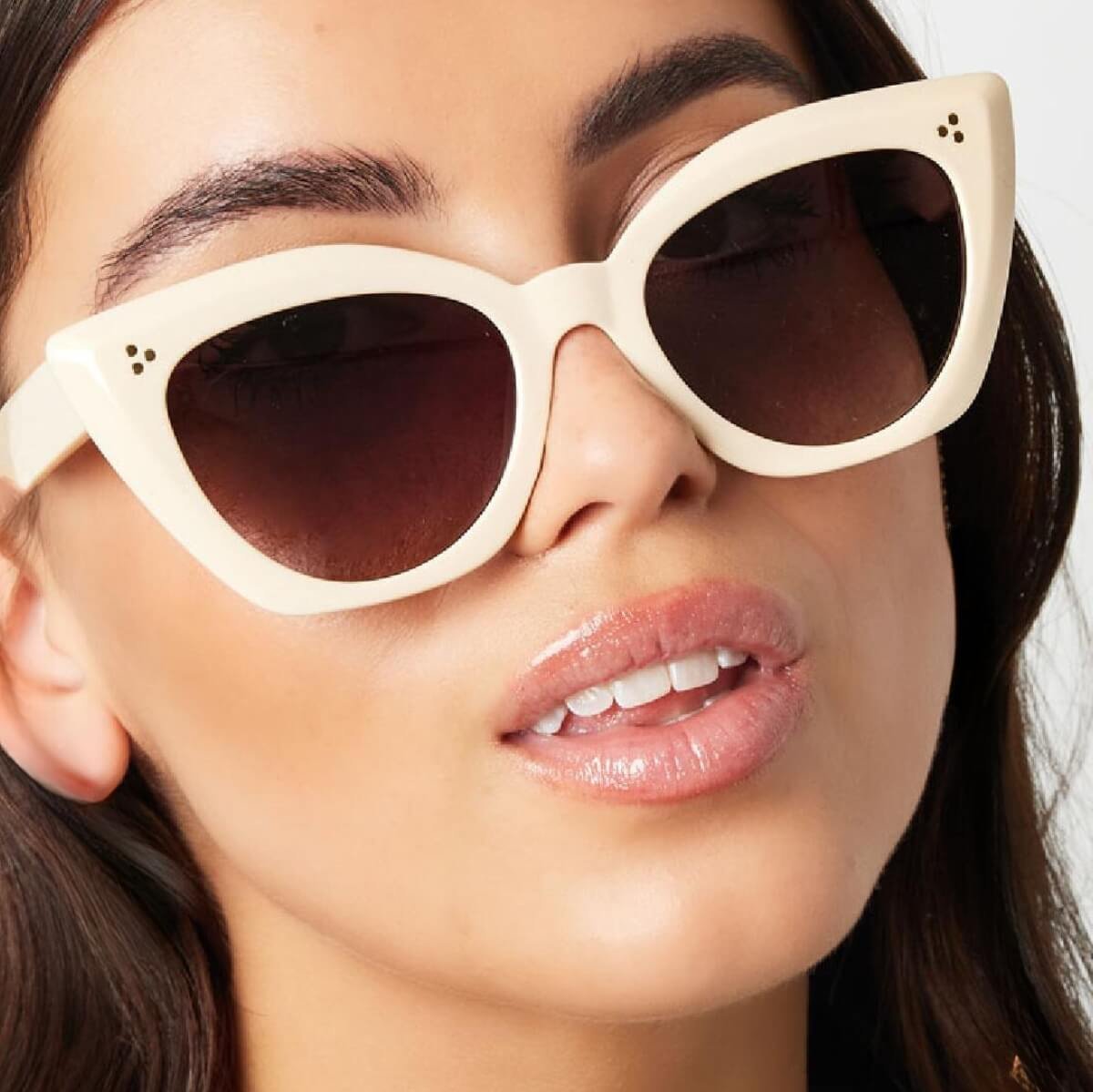 Model draagt Stay Cat-chy cat eye zonnebril - vrouwelijke & retro stijl.