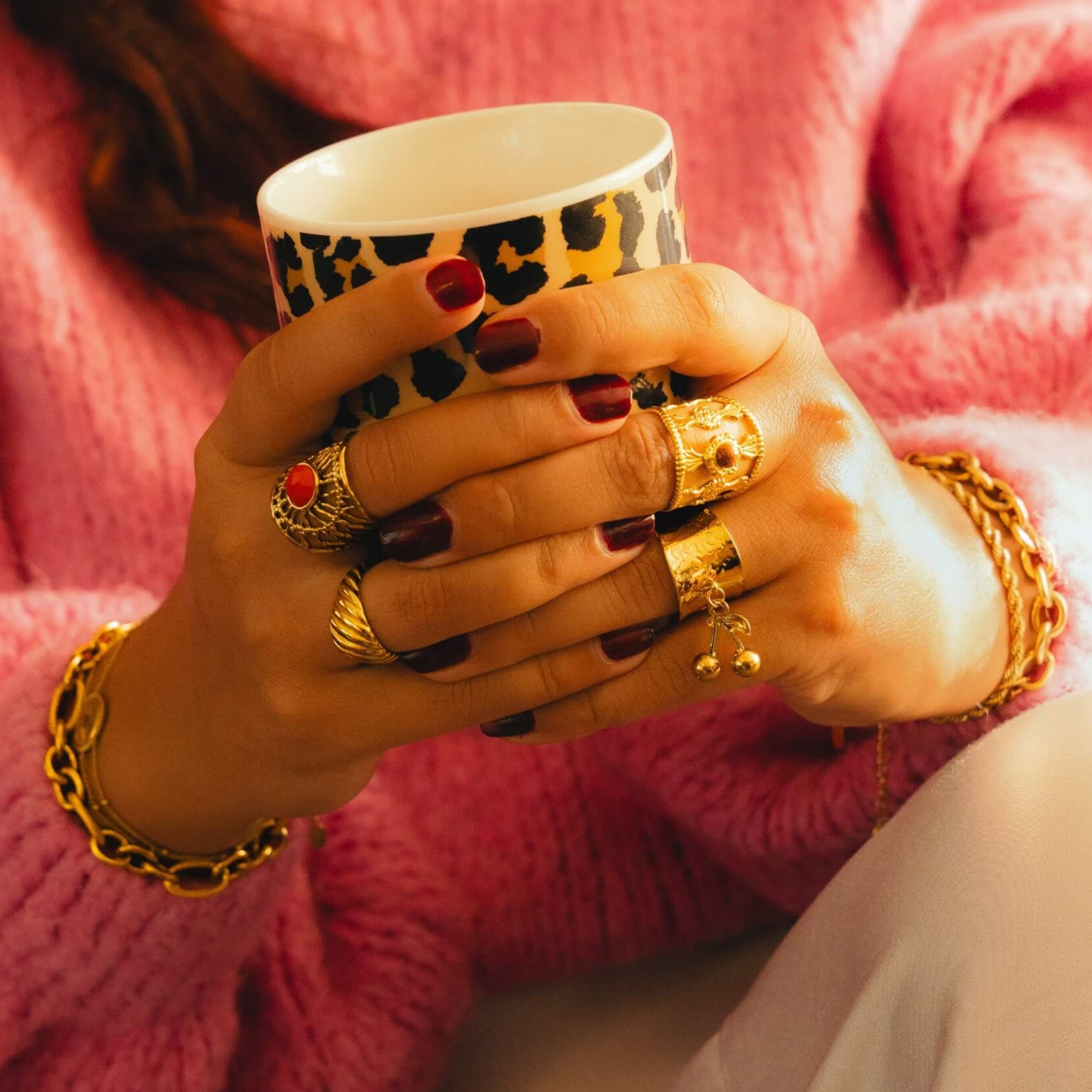 Gouden roestvrij stalen ring bij vrouw – Baked with Love Ring als statement.