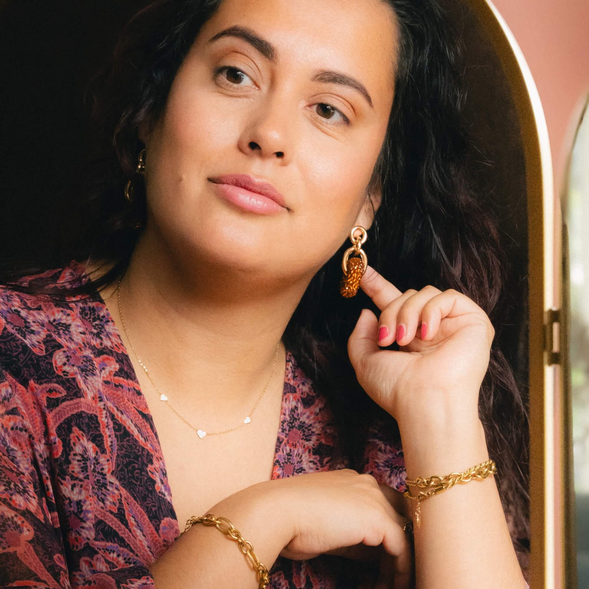 Model showt Unbreakably You Armband met outfit – krachtige vrouwelijke look.