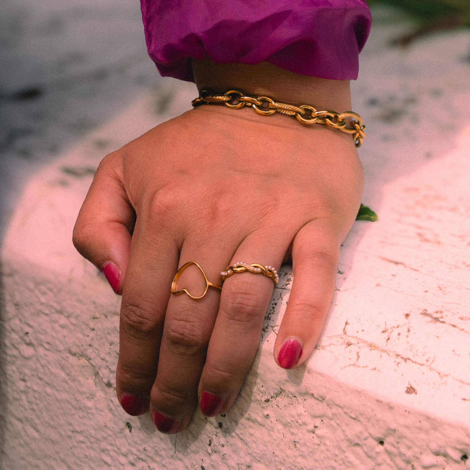 Gold plated schakelarmband vrouw – Unbreakably You in close-up.