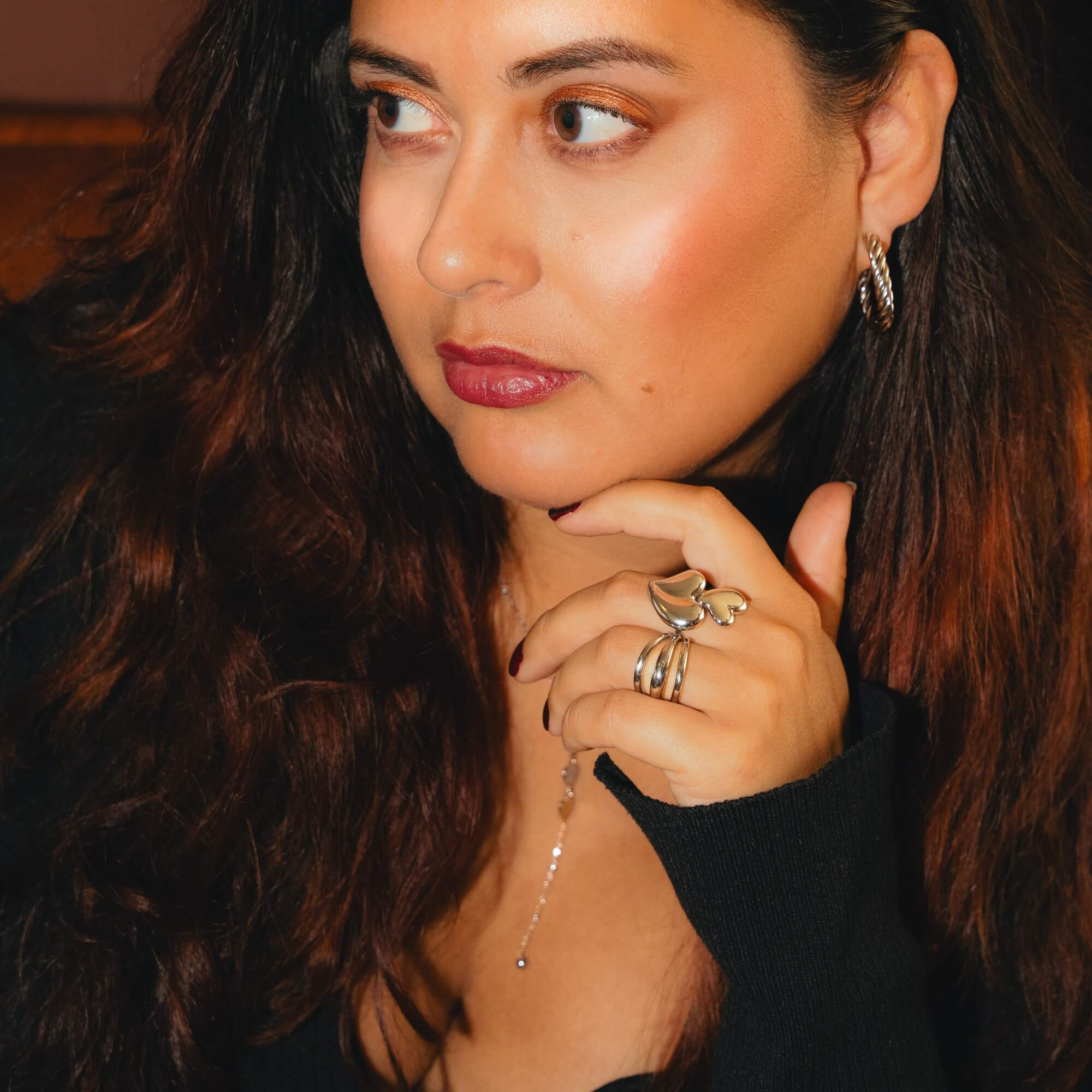 Minimalistische ring zilver – Trinity of Me Ring op de hand gedragen.