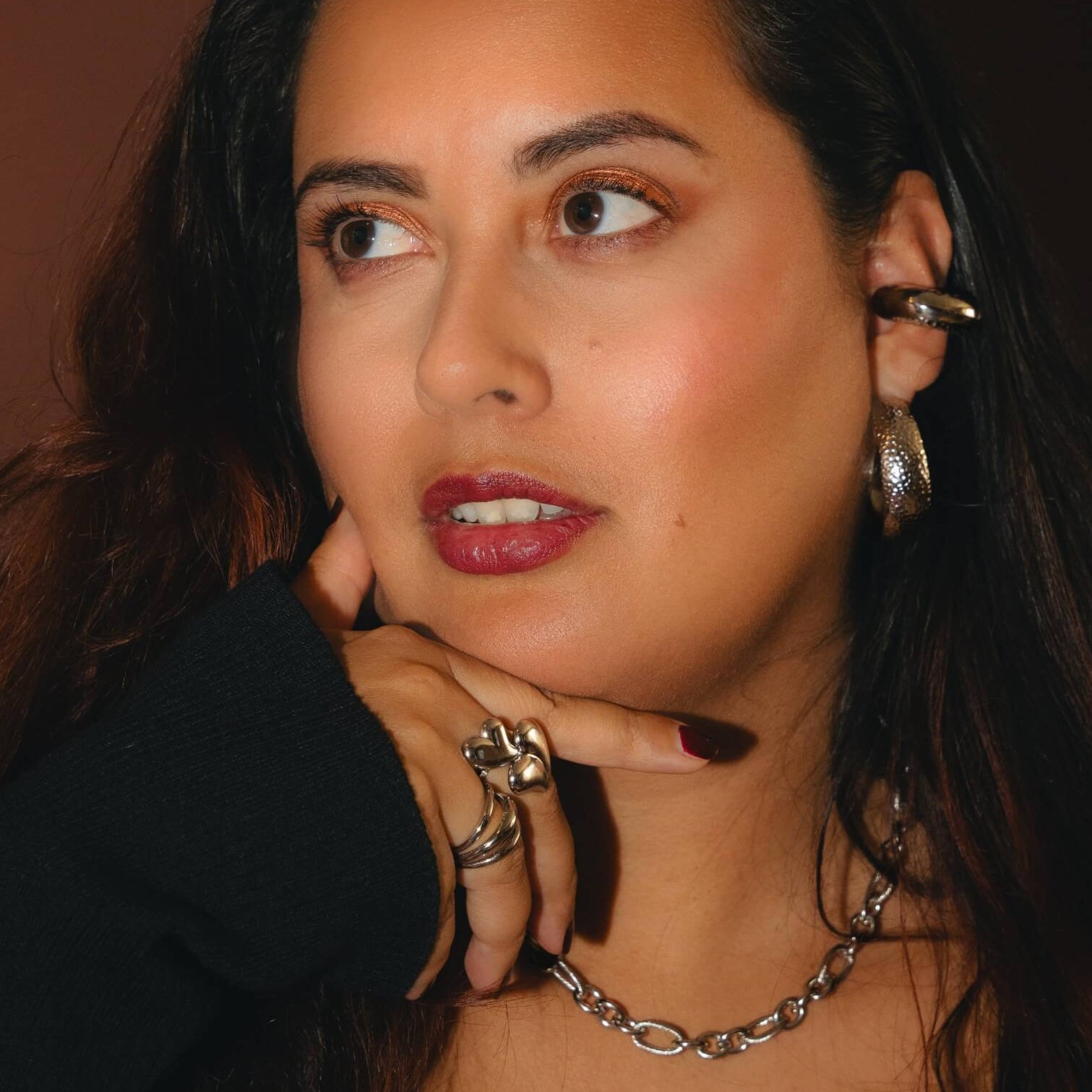 Fierce Femme zilveren hoops – grote, hypoallergene oorbellen op model.