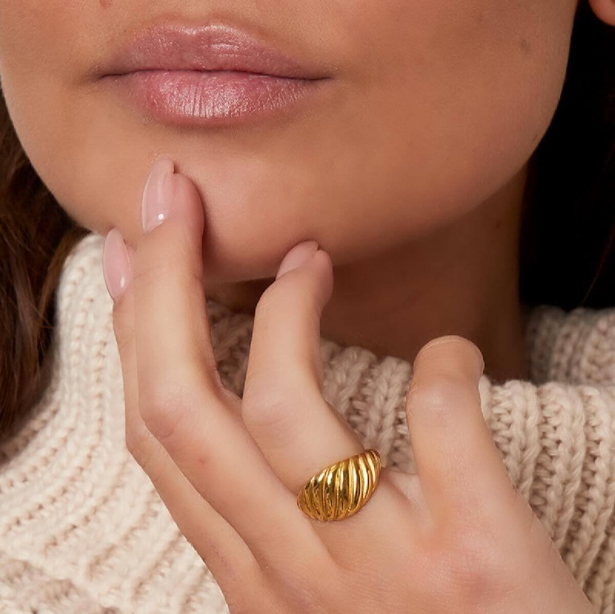 Model draagt croissant ring goud – Baked with Love Ring voor vrouwen