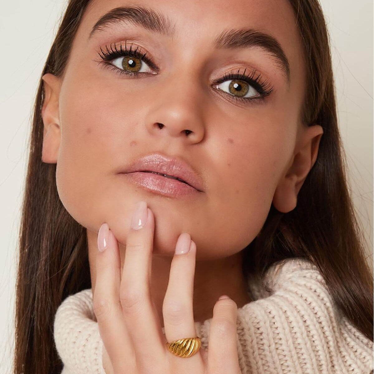 ubtiele damesring in goud – model straalt met Baked with Love Ring