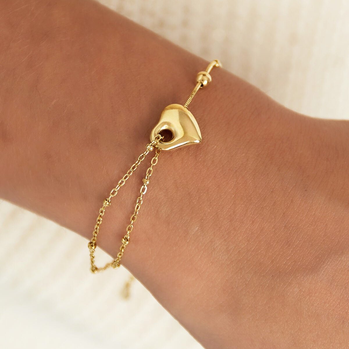 Close up van de Forever Linked Armband gedragen door model. Ze draagt de gouden vrouwen armband.