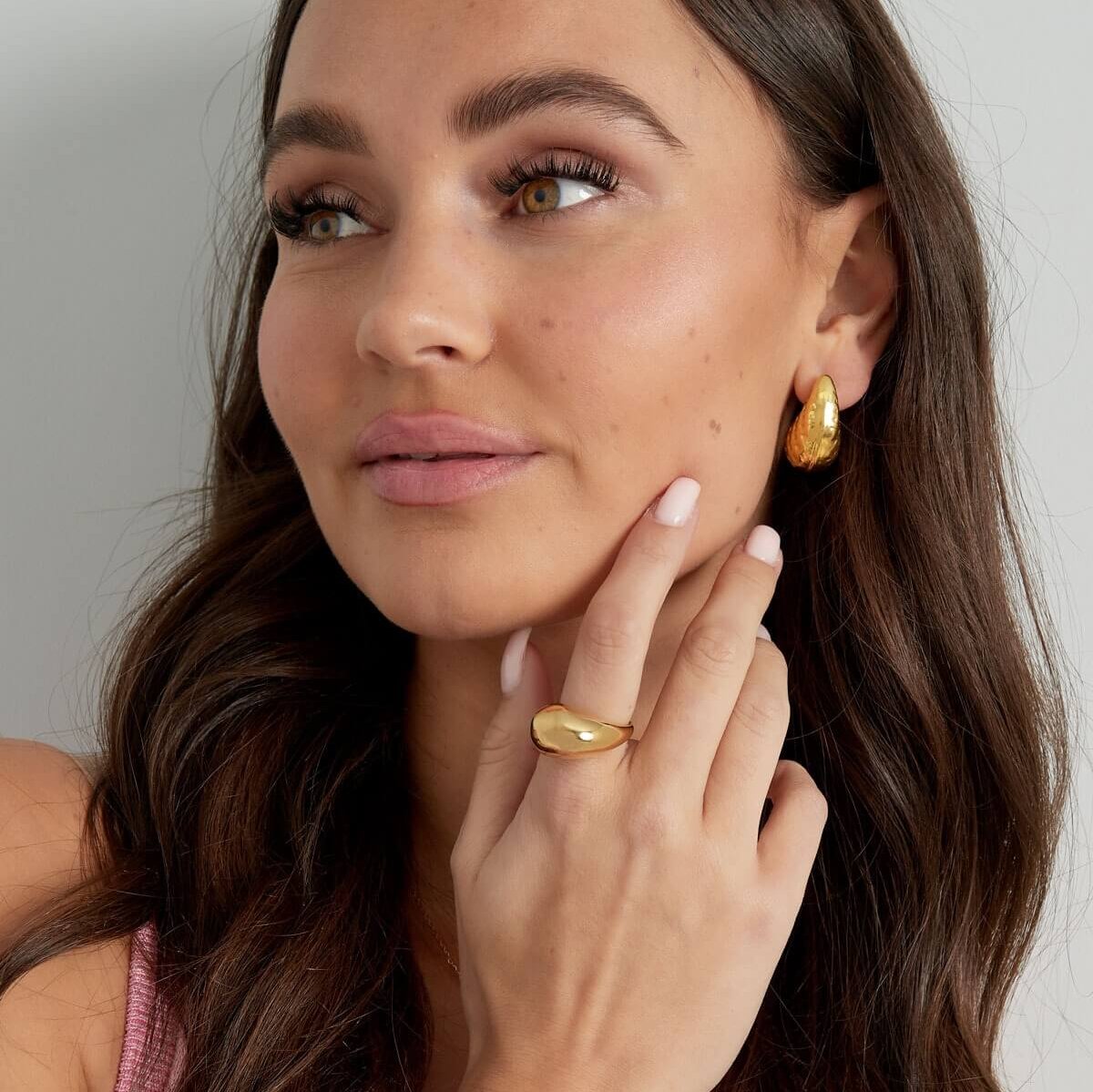 Gouden Drop of Boldness Ring gedragen – statement RVS ring voor vrouwen