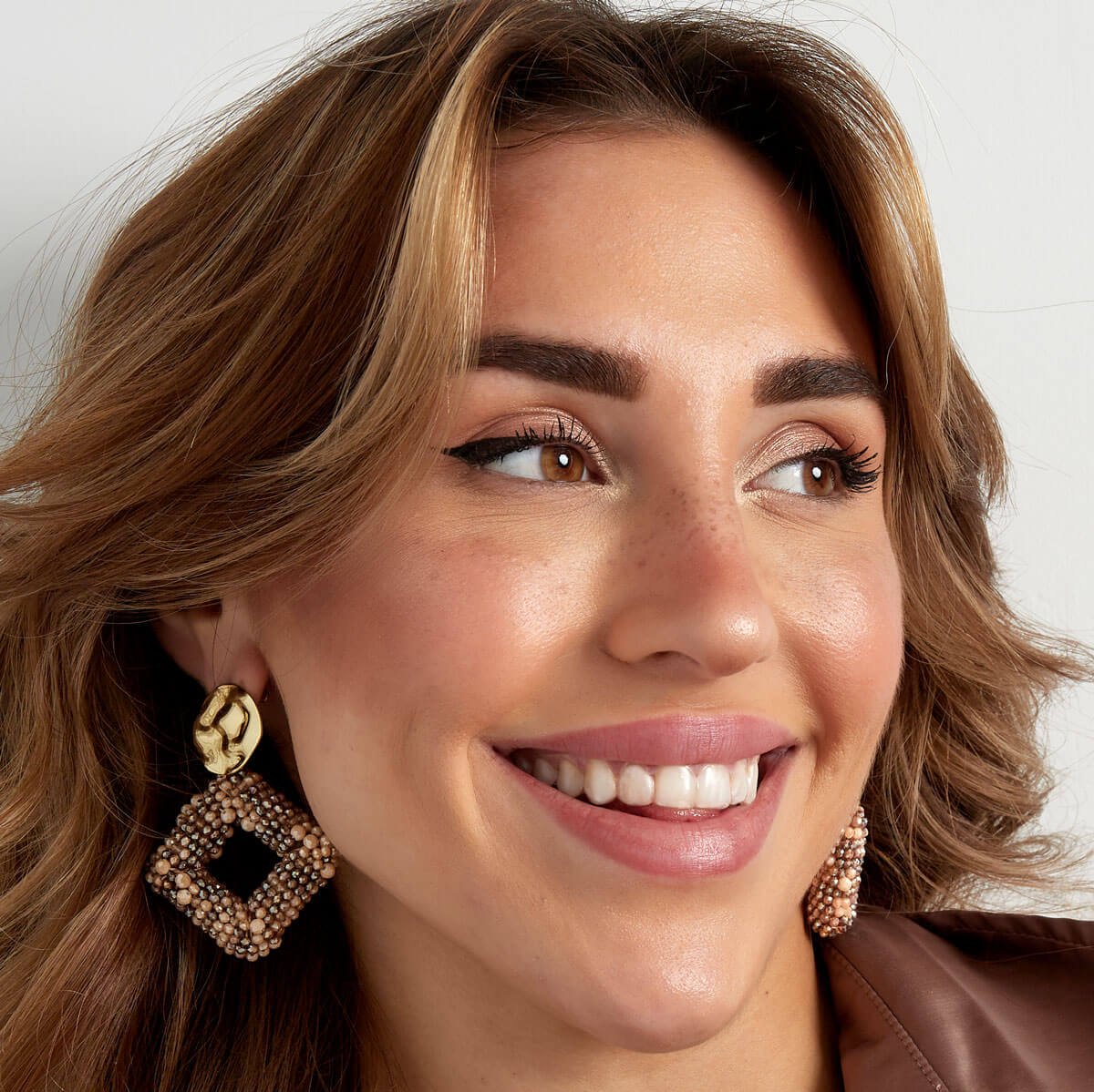 Beaded Diamonds beige aan het oor – statement kralen oorbellen voor vrouwen, elegant en stijlvol.