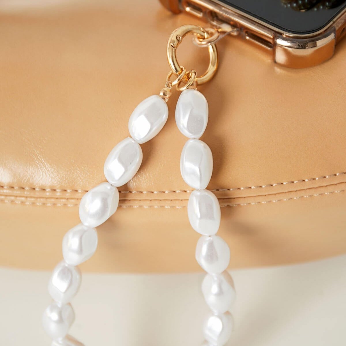 Detail van de hoekige parels van het Pearl Me Maybe telefoonkoord - speels & elegant design.