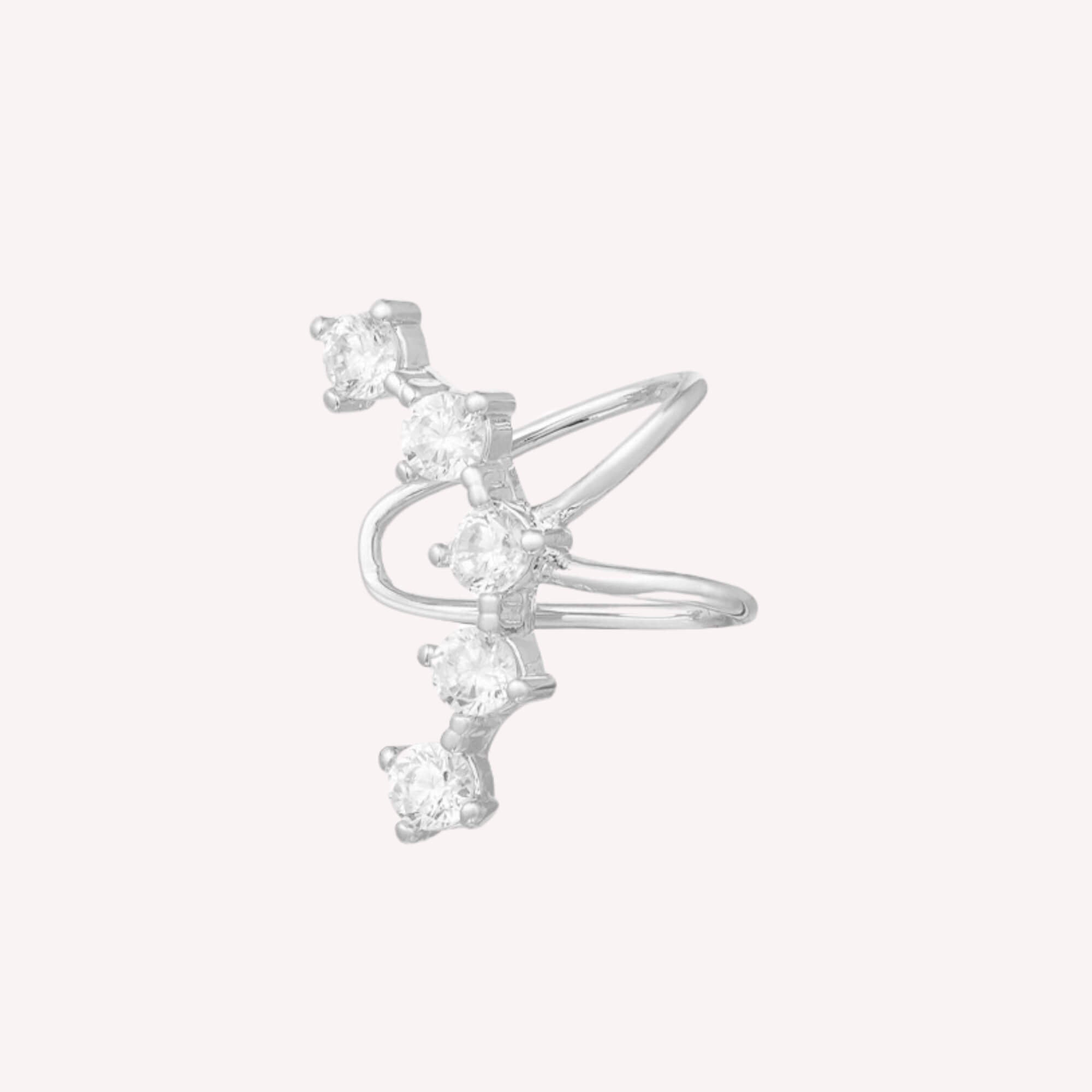 Zilveren ear cuff met subtiel en chic design, perfect voor elke gelegenheid.