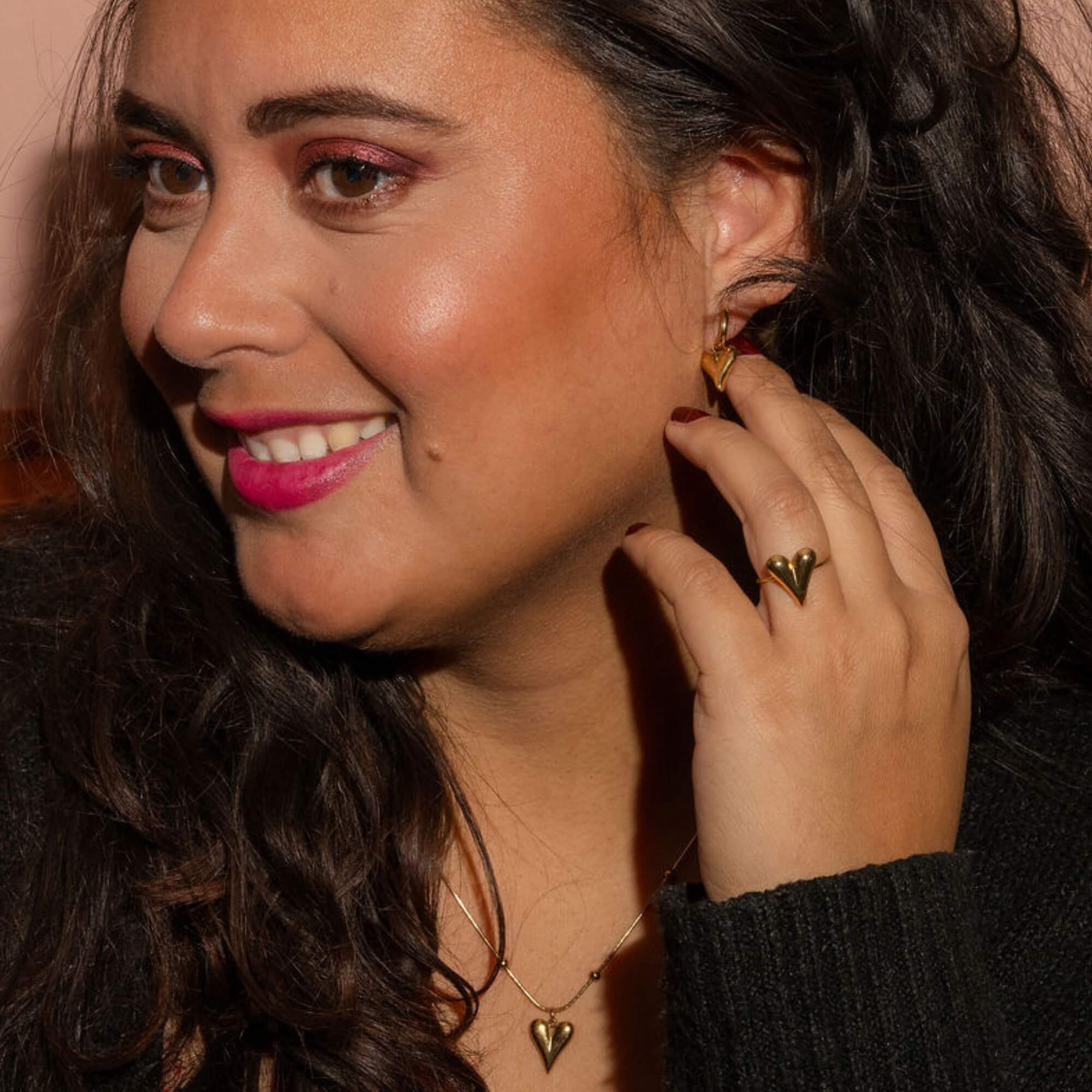 Model draagt Closer to My Heart Sieradenset goud – Gouden sieradenset voor vrouwen met hartjes. Hypoallergeen, stijlvol en vol zachte symboliek.