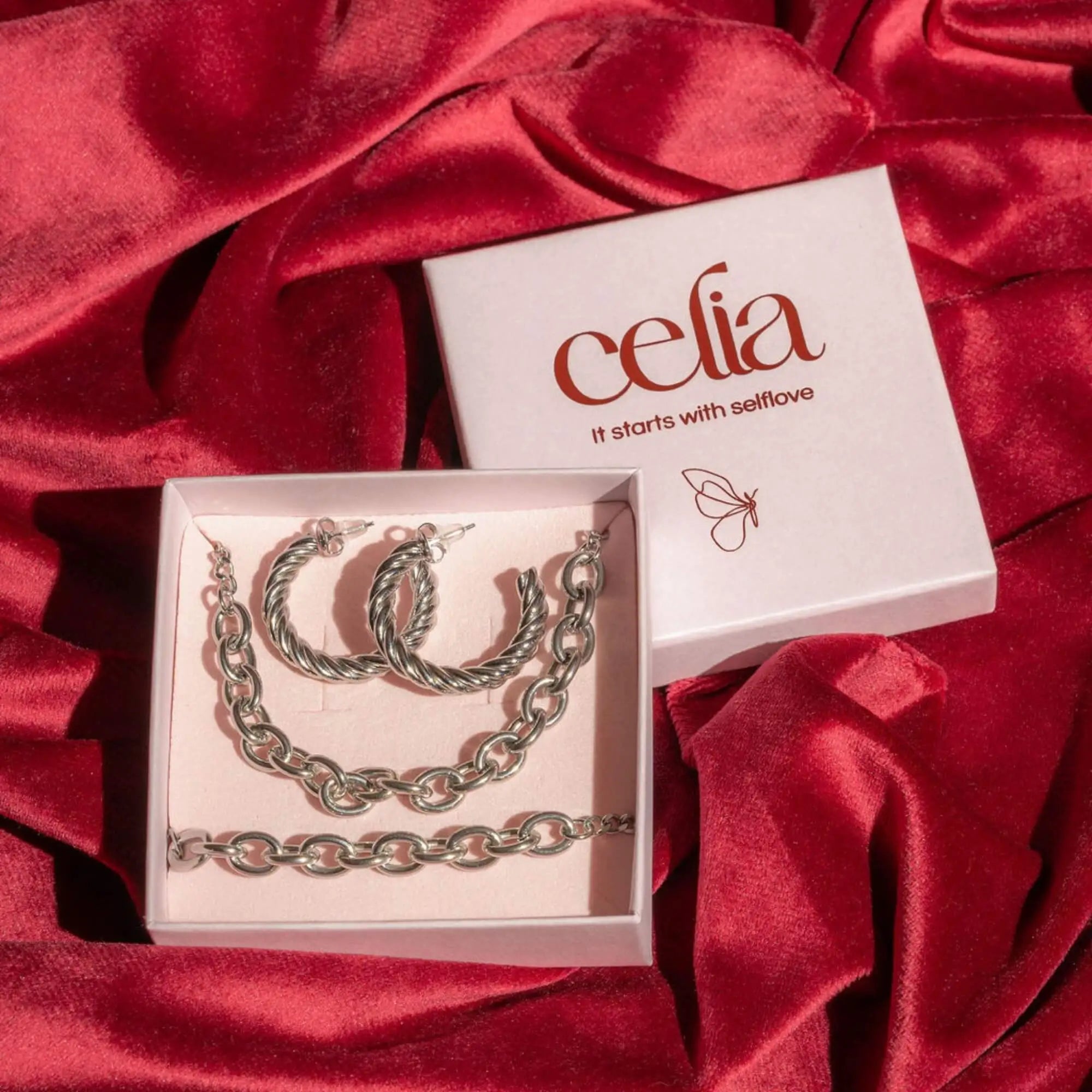 Connected in Confidence Sieradenset zilver – Zilveren sieradenset voor dames met stijlvolle schakels en twisted details. Minimalistisch & krachtig.