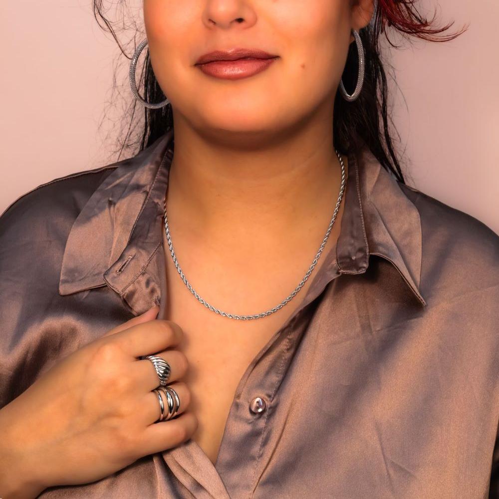 Vrouw met Baked with Love zilveren ring – elegante hypoallergene damesring.