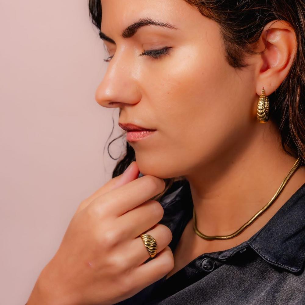 Damesring met croissantvorm – model draagt Baked with Love Ring goud.