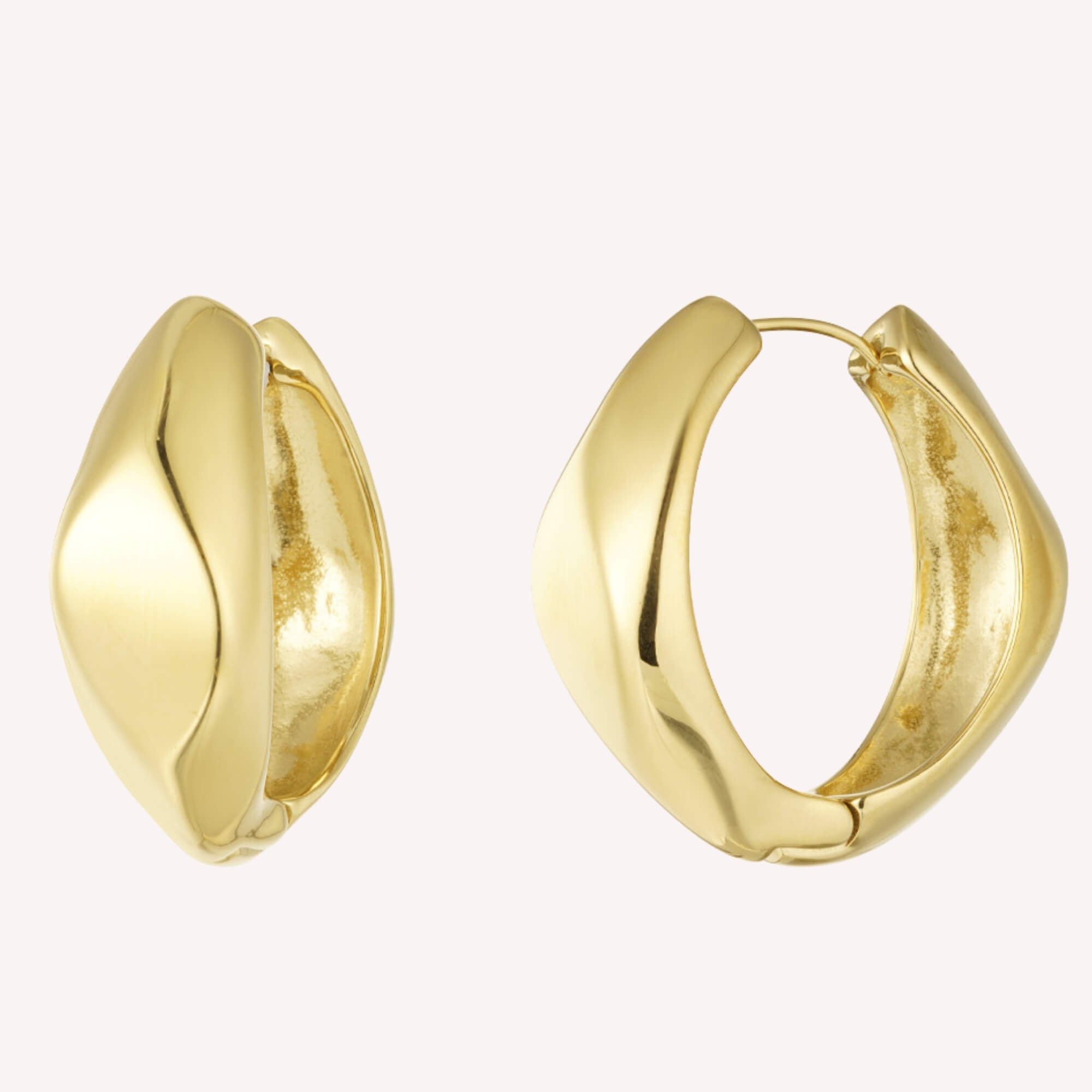 Gouden Curvy Confidence Hoops oorbellen, iets bredere hoops met aparte vorm gemaakt van roestvrij staal.