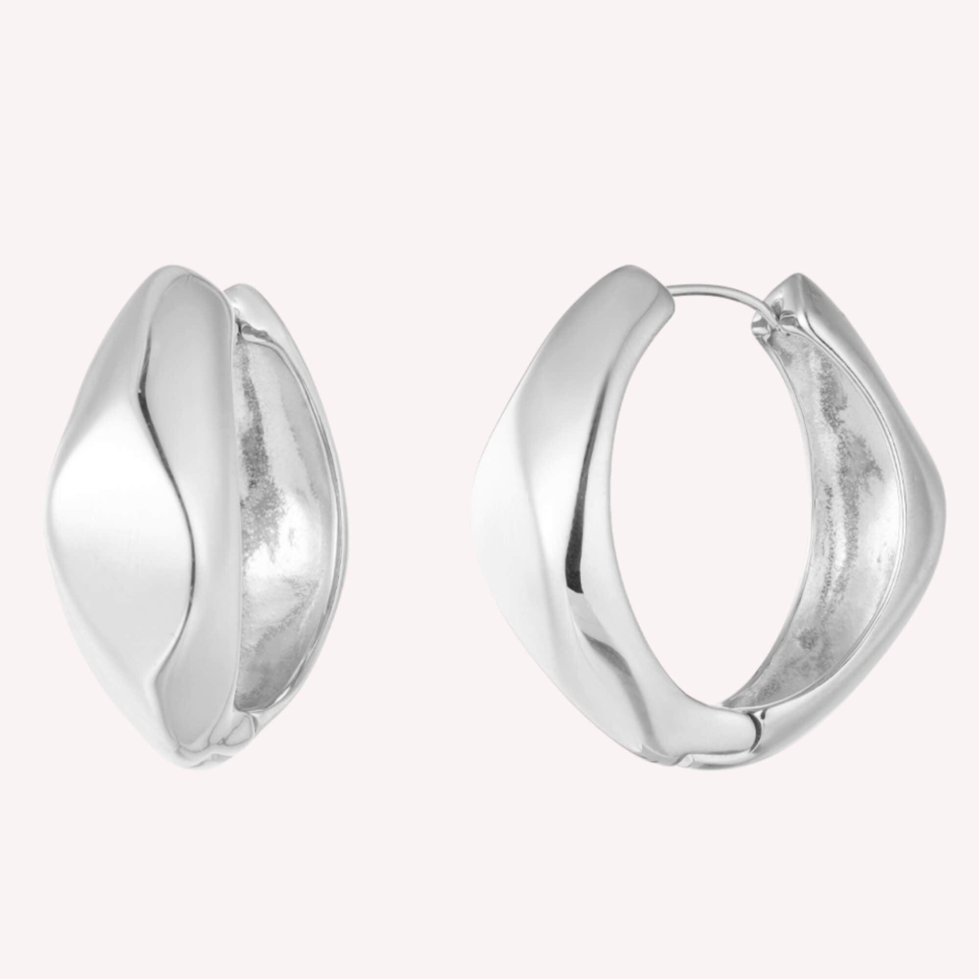 Zilveren Curvy Confidence Hoops oorbellen, roestvrij staal met unieke rechte zijkanten.