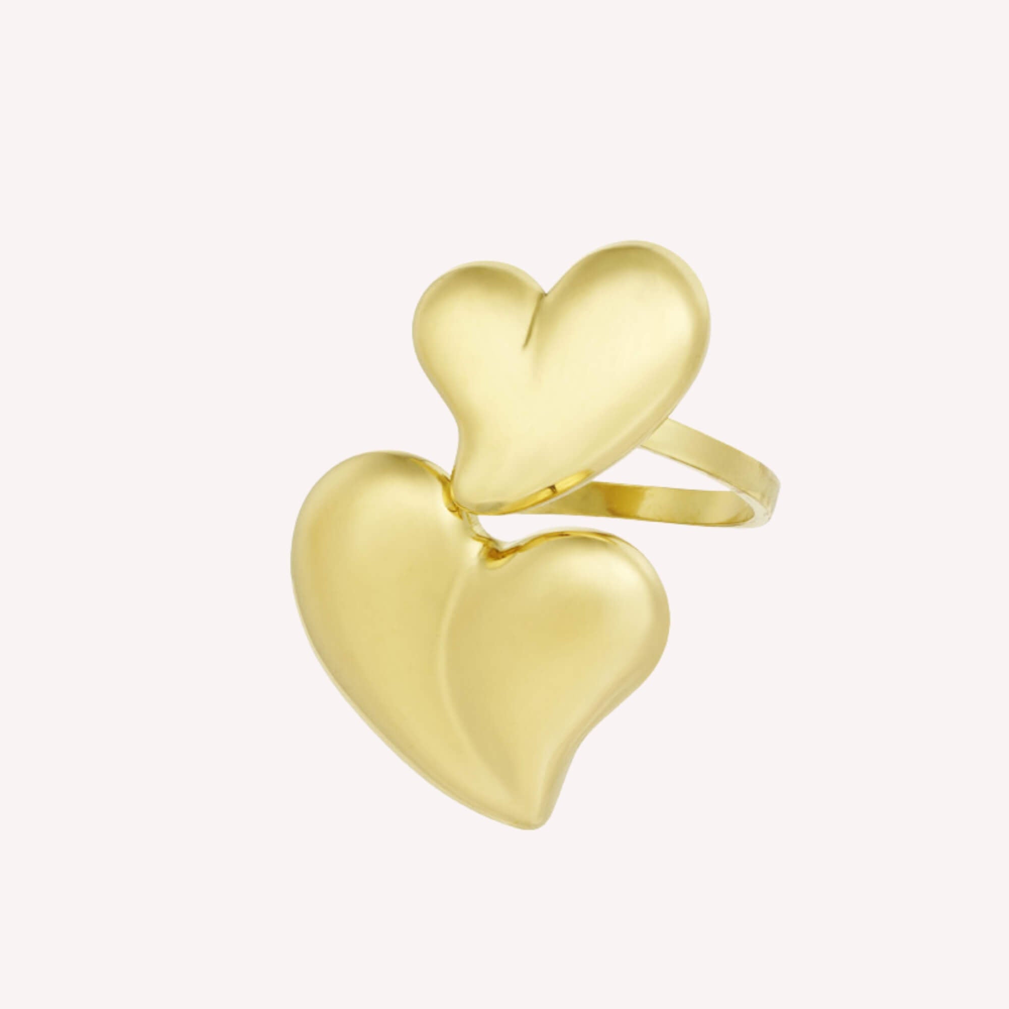 Double Love Hartjes Ring in het goud. Het is een mooie statement ring voor vrouwen.