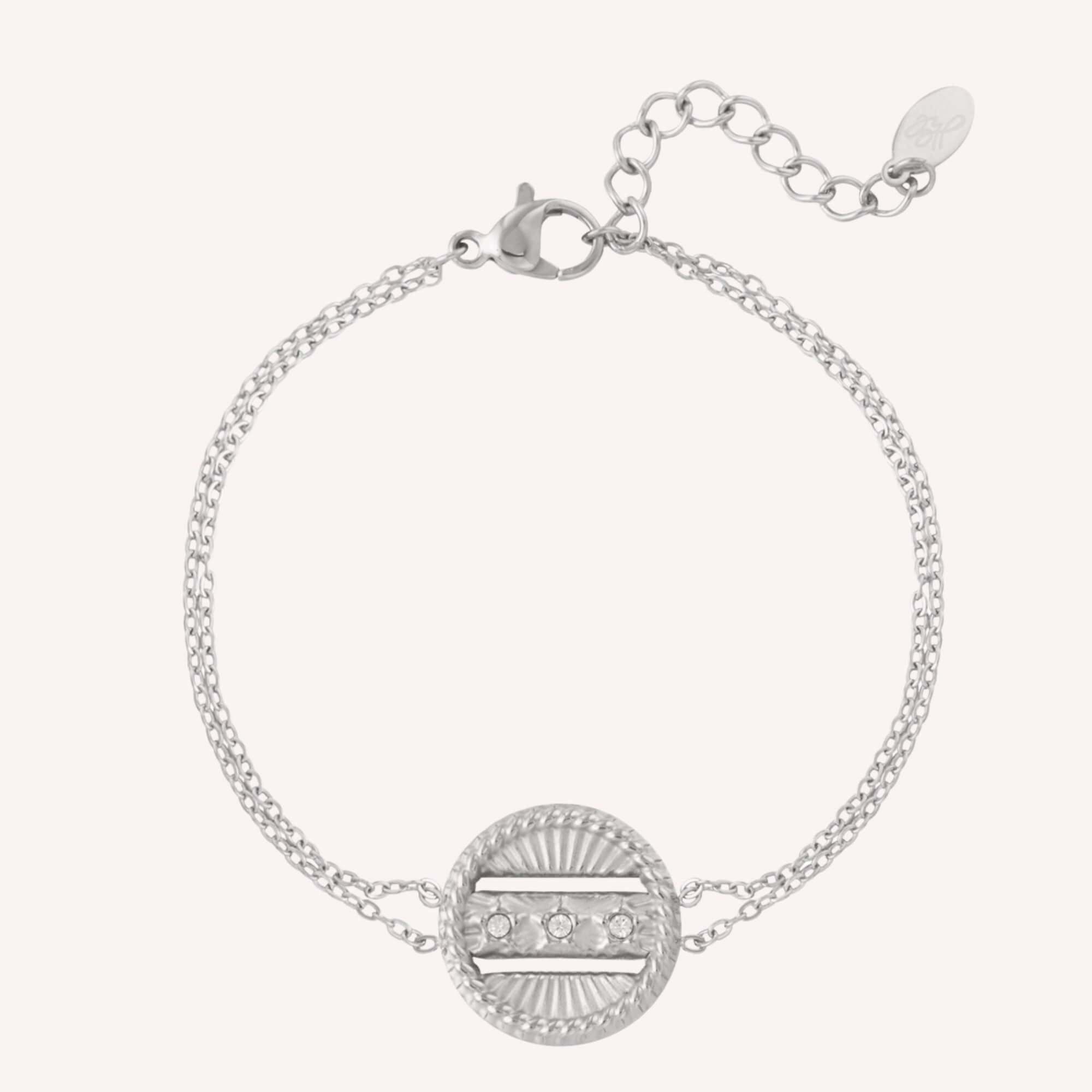 Zilveren dubbele armband met coin bedel, gemaakt van roestvrij staal. Stijlvolle, verfijnde armband voor dagelijks gebruik.