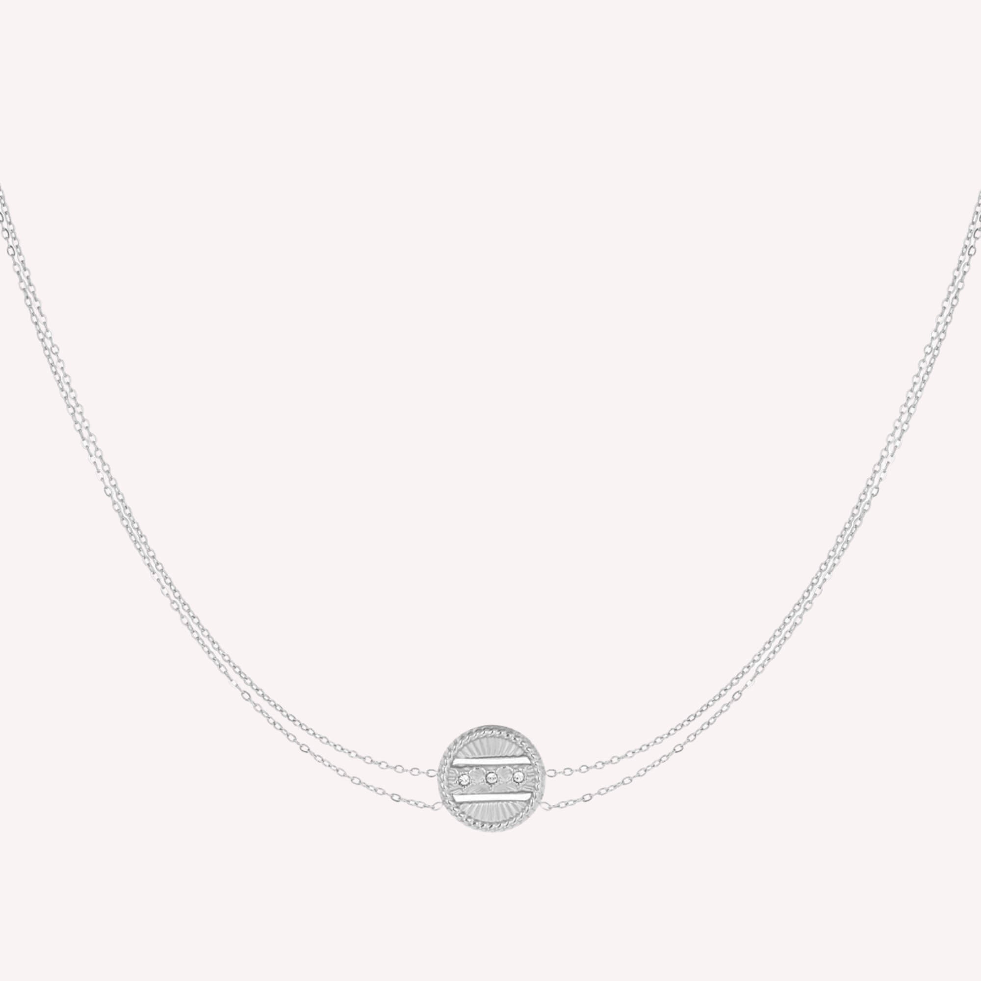 Zilveren dubbele ketting met coin bedel, afgewerkt met sprankelende steentjes. Gemaakt van roestvrij staal, subtiel en verfijnd.