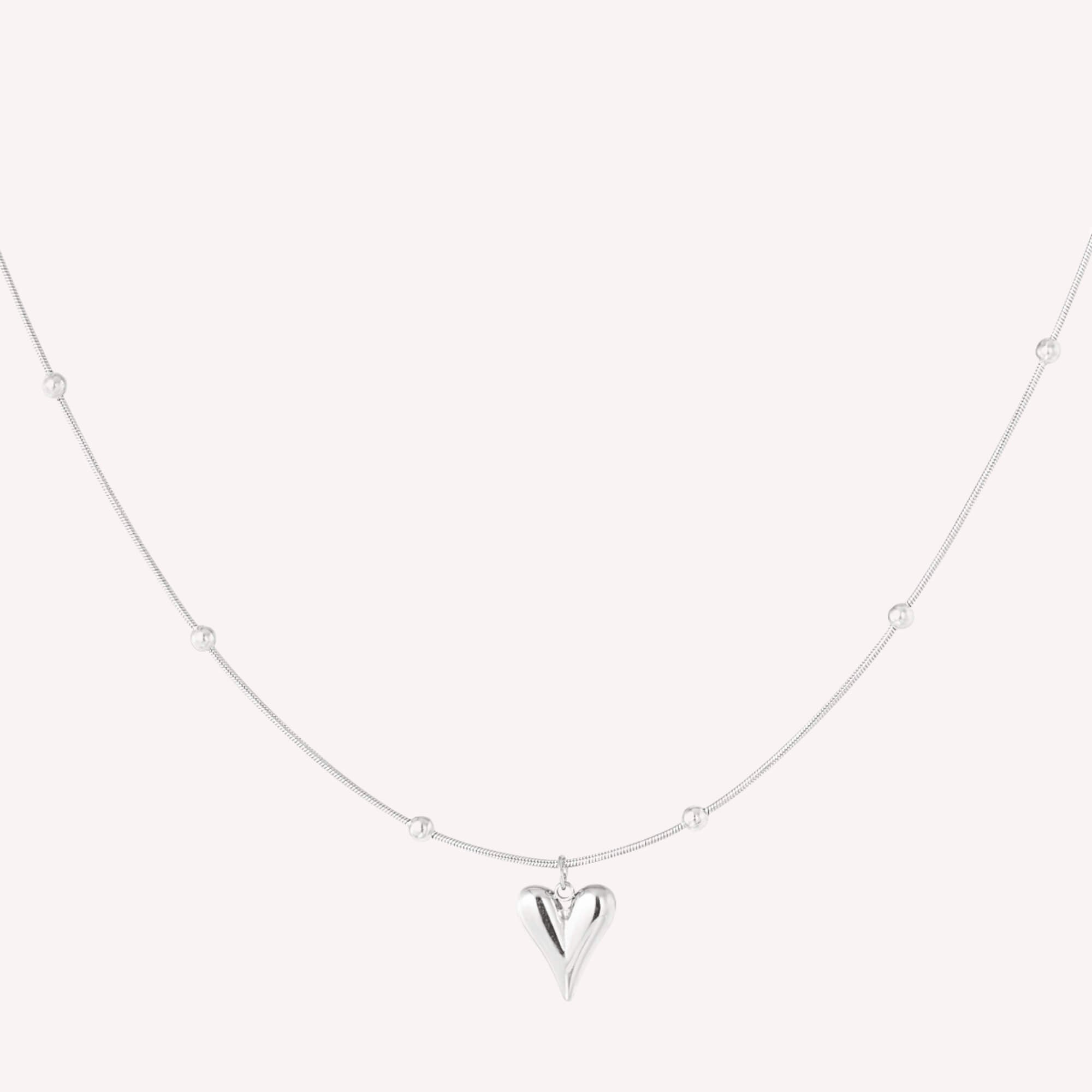 De Forever in Dots Ketting is een zilveren hartjes ketting, balletjesketting met hartbedel, roestvrij en hypoallergeen.