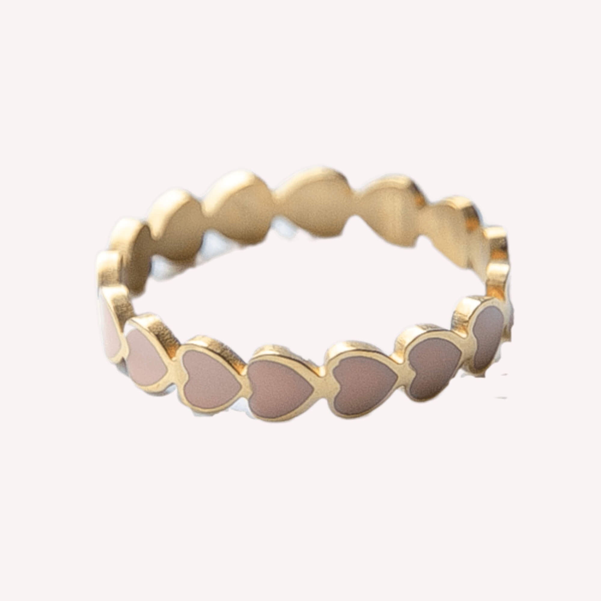 Gouden ring met zalmkleurige hartjes voor dames – Hearts in Harmony Ring met speelse, vrouwelijke uitstraling.