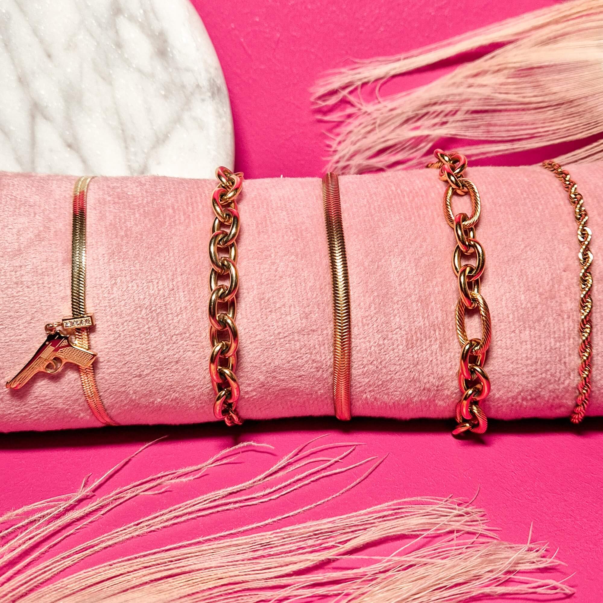 Gelaagde look met Everyday Embrace – mix & match armbanden in zilver en goud.
