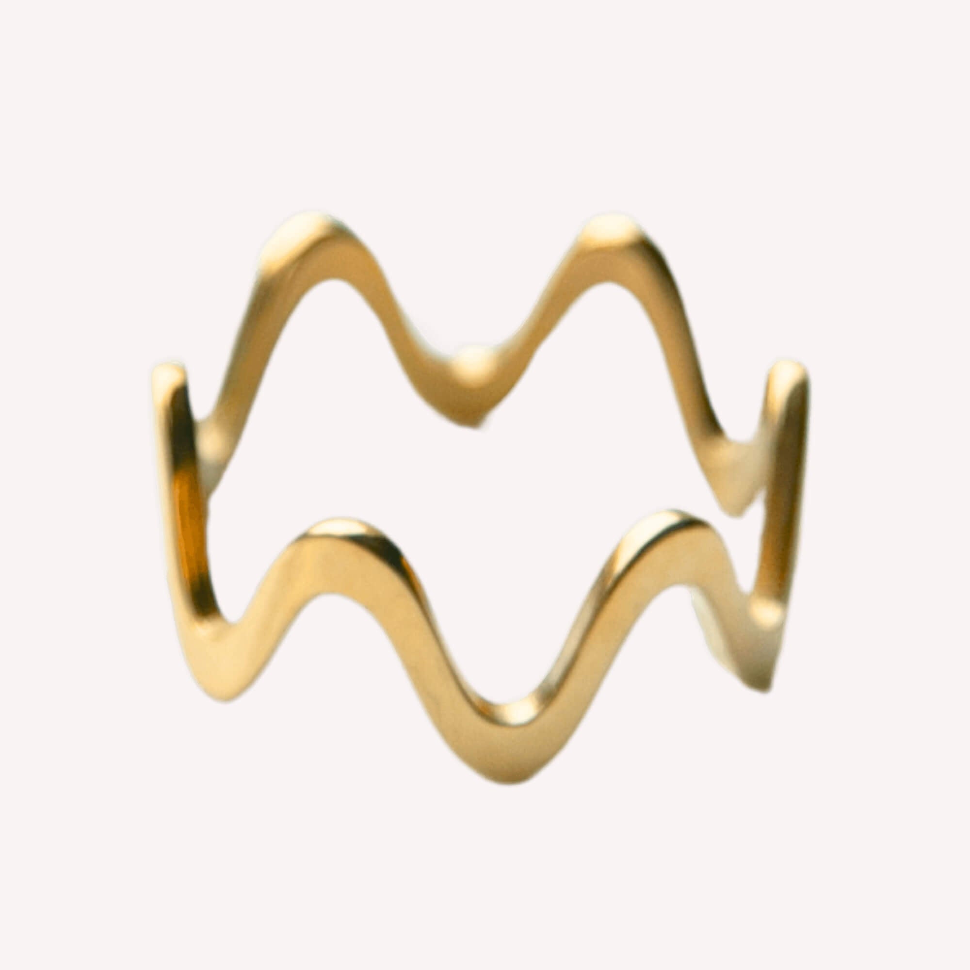 Gouden roestvrij stalen ring in een golf figuur