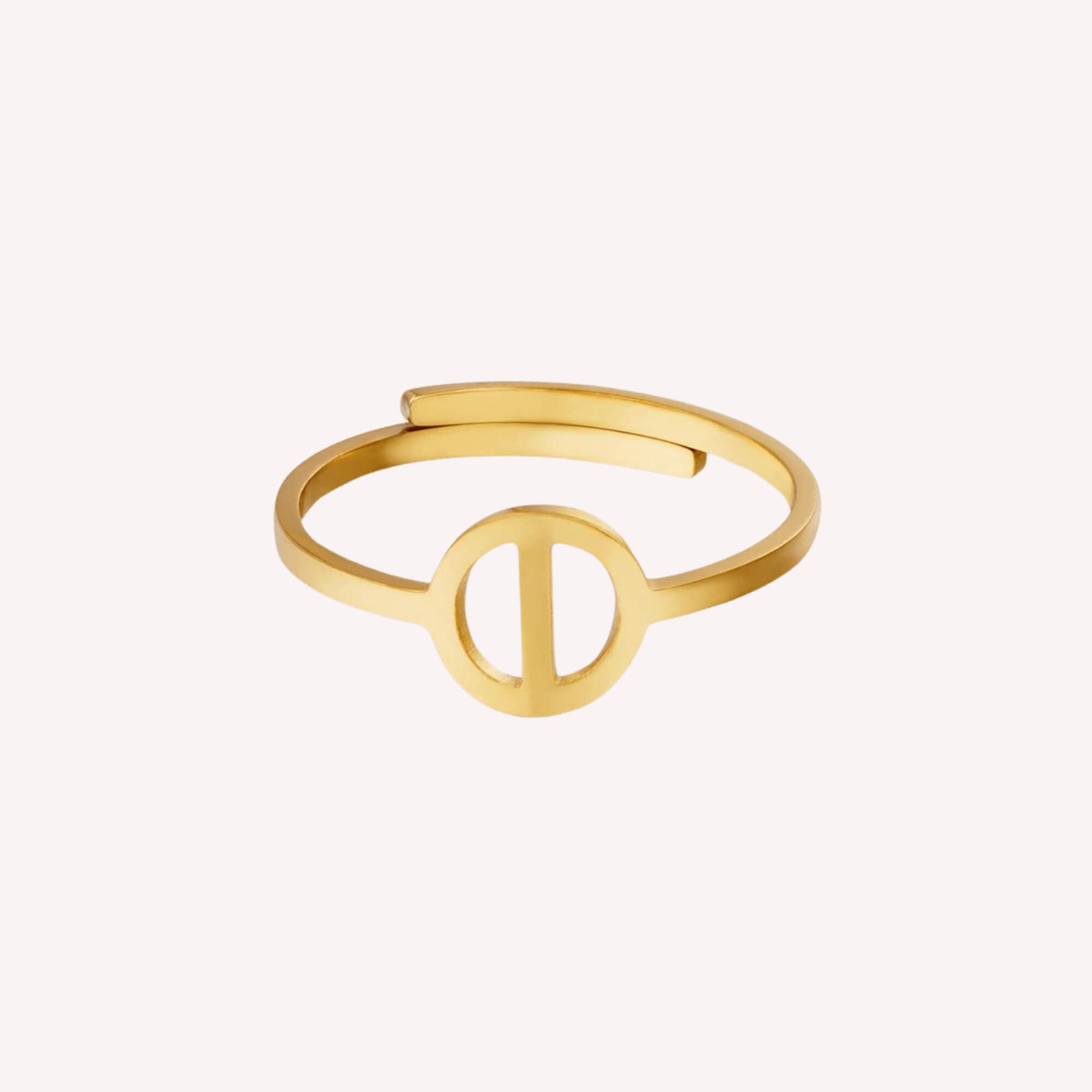 Gouden initiaal ring I – een elegante hypoallergene dames ring.