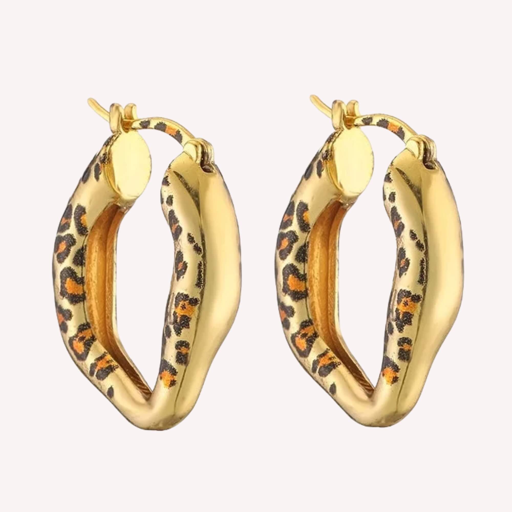 Gouden Hear Me Roar Oorbellen met leopard print. Dit zijn elegante, hypoallergene oorbellen voor dames met een luipaardprint aan de zijkant.