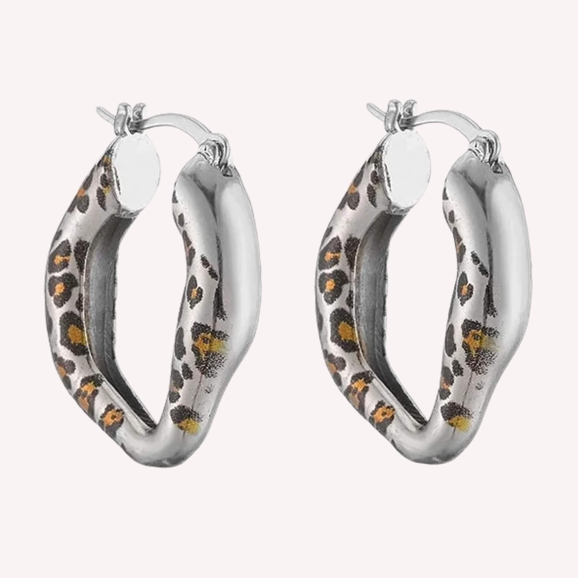 Zilveren Hear Me Roar Oorbellen met subtiel luipaardmotief – hypoallergene oorbellen in het zilver met een luipaardprint.