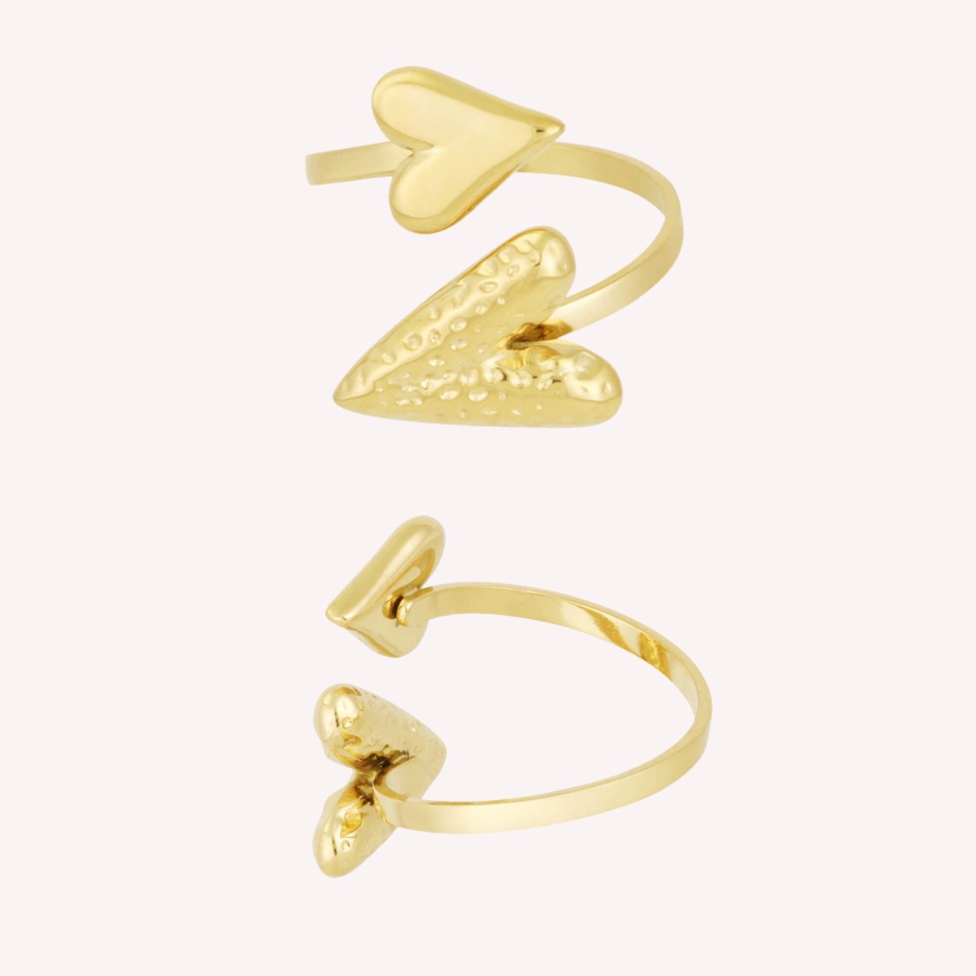 De Heart to Heart Ring is een verstelbare gouden hartjes ring met glad en bubbly structuur, gemaakt van RVS.