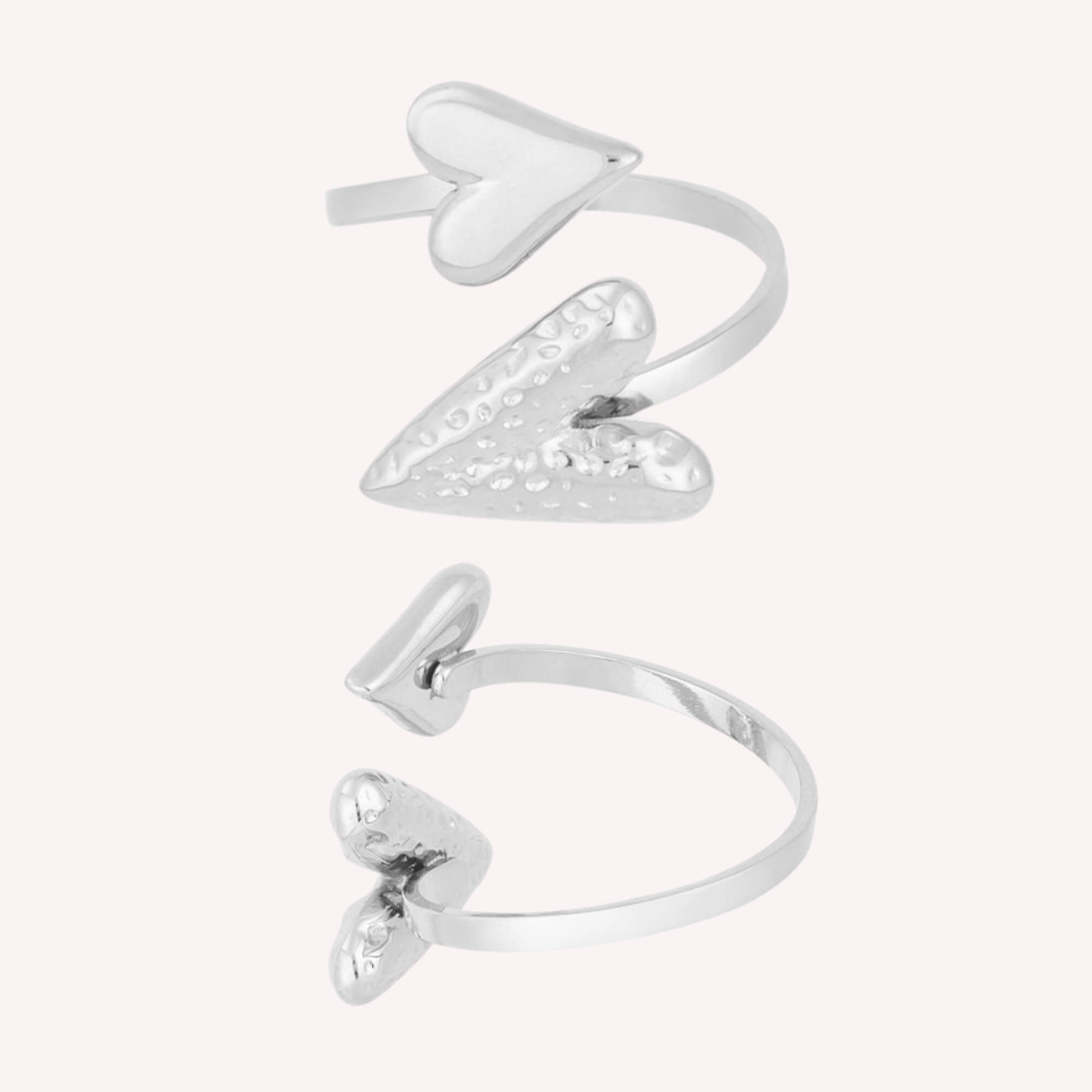 Zilverkleurige hartjes ring voor vrouwen, twee hartjes met verschillende structuren.