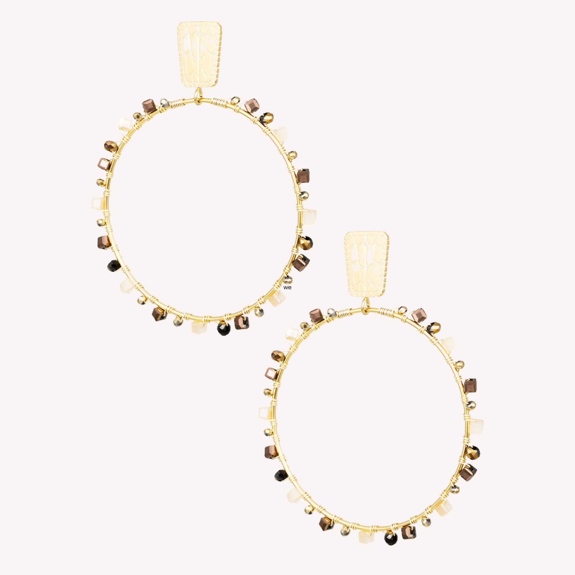 Beaded Grace Hoops in beige – stijlvolle hoop oorbellen met kralen van roestvrij staal, perfect voor een subtiele, vrouwelijke look.