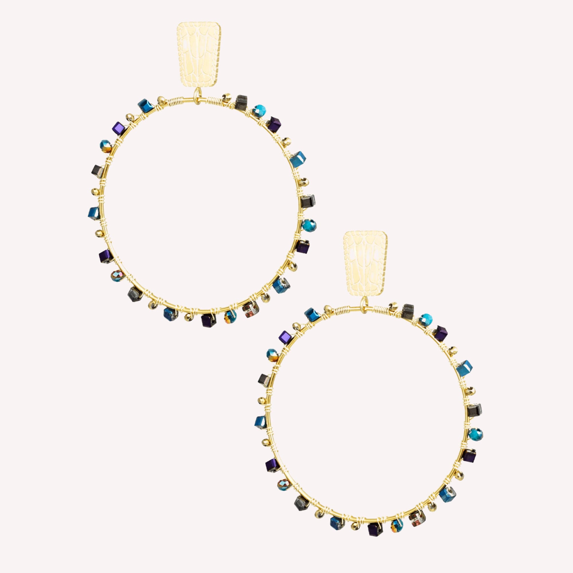 Beaded Grace Hoops in blauw – unieke hoop oorbellen met blauwe kralen voor een speelse, zelfverzekerde uitstraling.