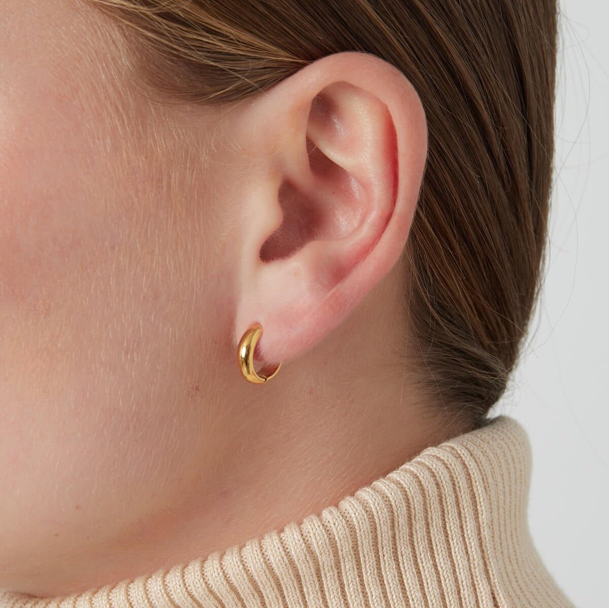 Model draagt de Just My Day Oorringetjes in de kleur goud. Dit zijn mooie basic gouden oorringetjes.